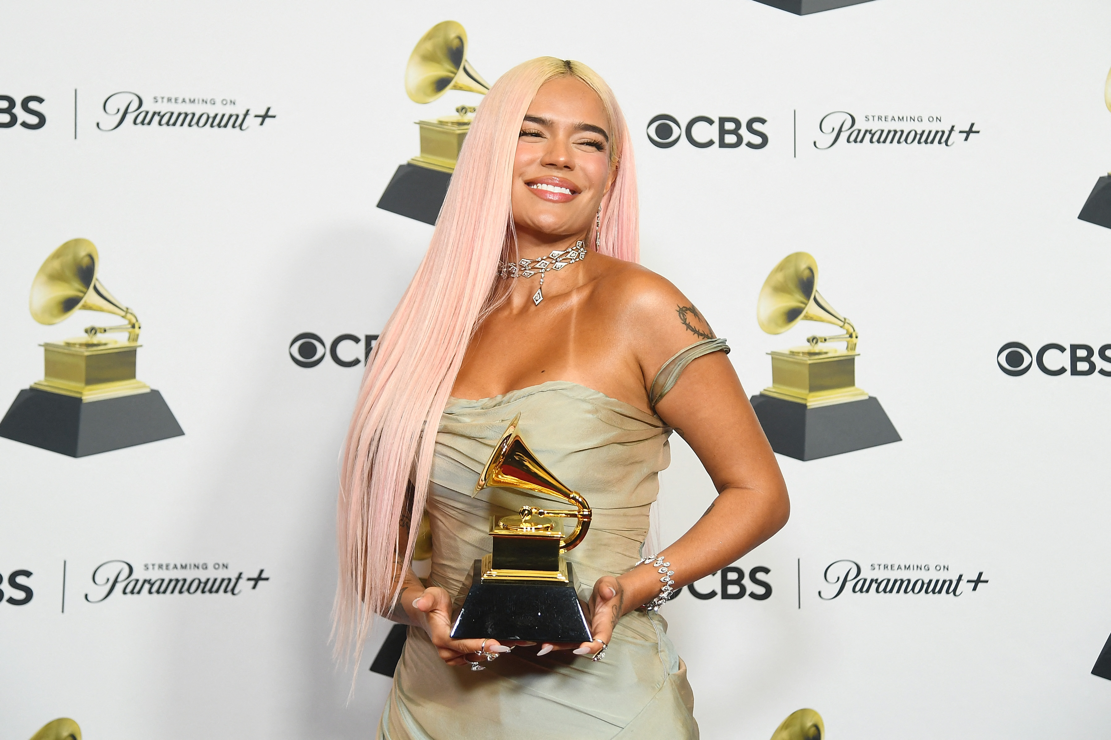 La artista colombiana Karol G posa en la sala de prensa tras ganar el Grammy en la categoría Mejor álbum de música urbana, por su disco "Mañana será bonito".