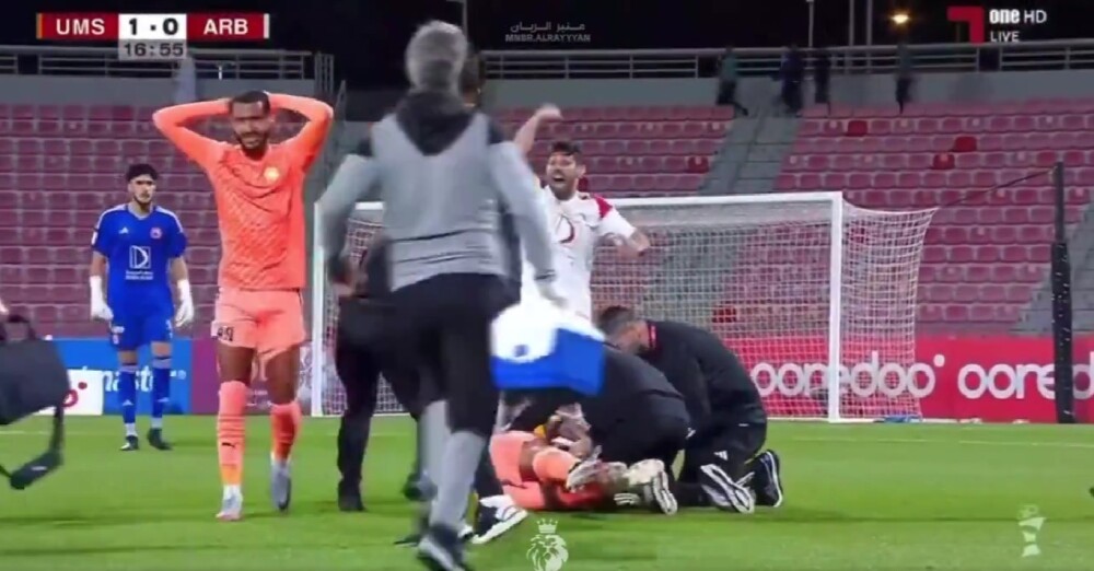 Susto en fútbol de Catar, el francés Andy Delort se desplomó durante un partido