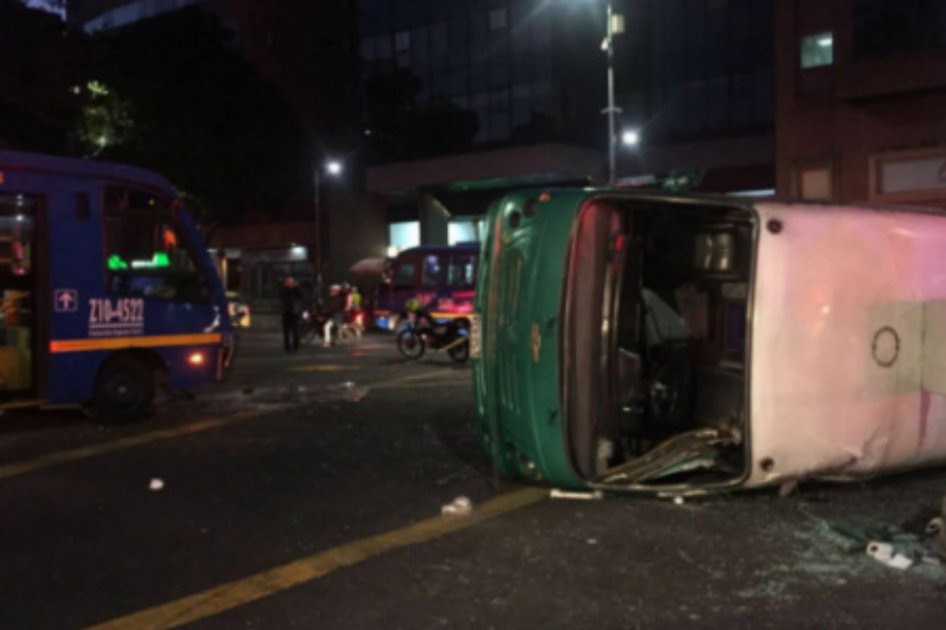 Aparatoso choque de dos buses deja 14 personas heridas