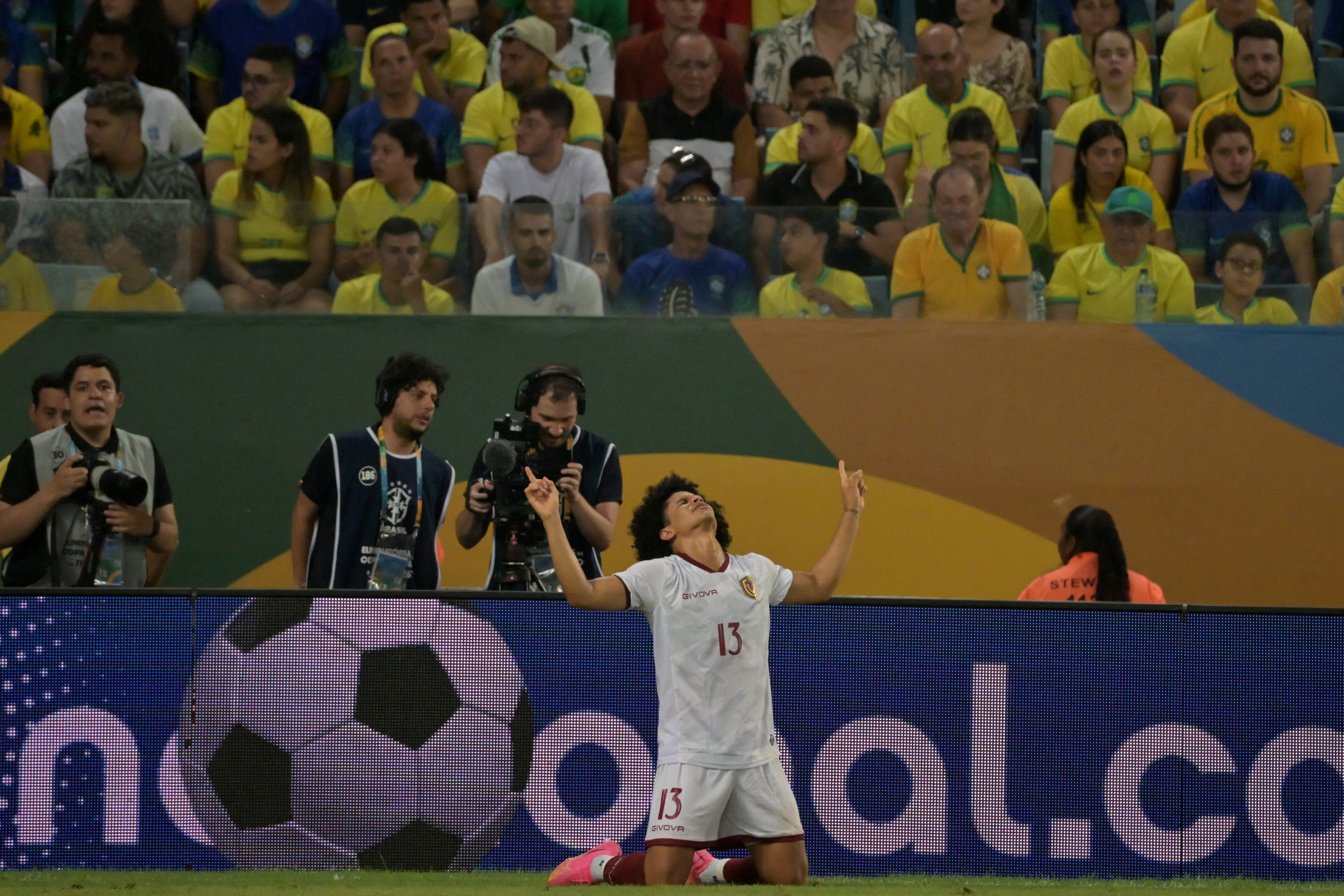 Video: el golazo de Venezuela para empatarle en su visita a Brasil