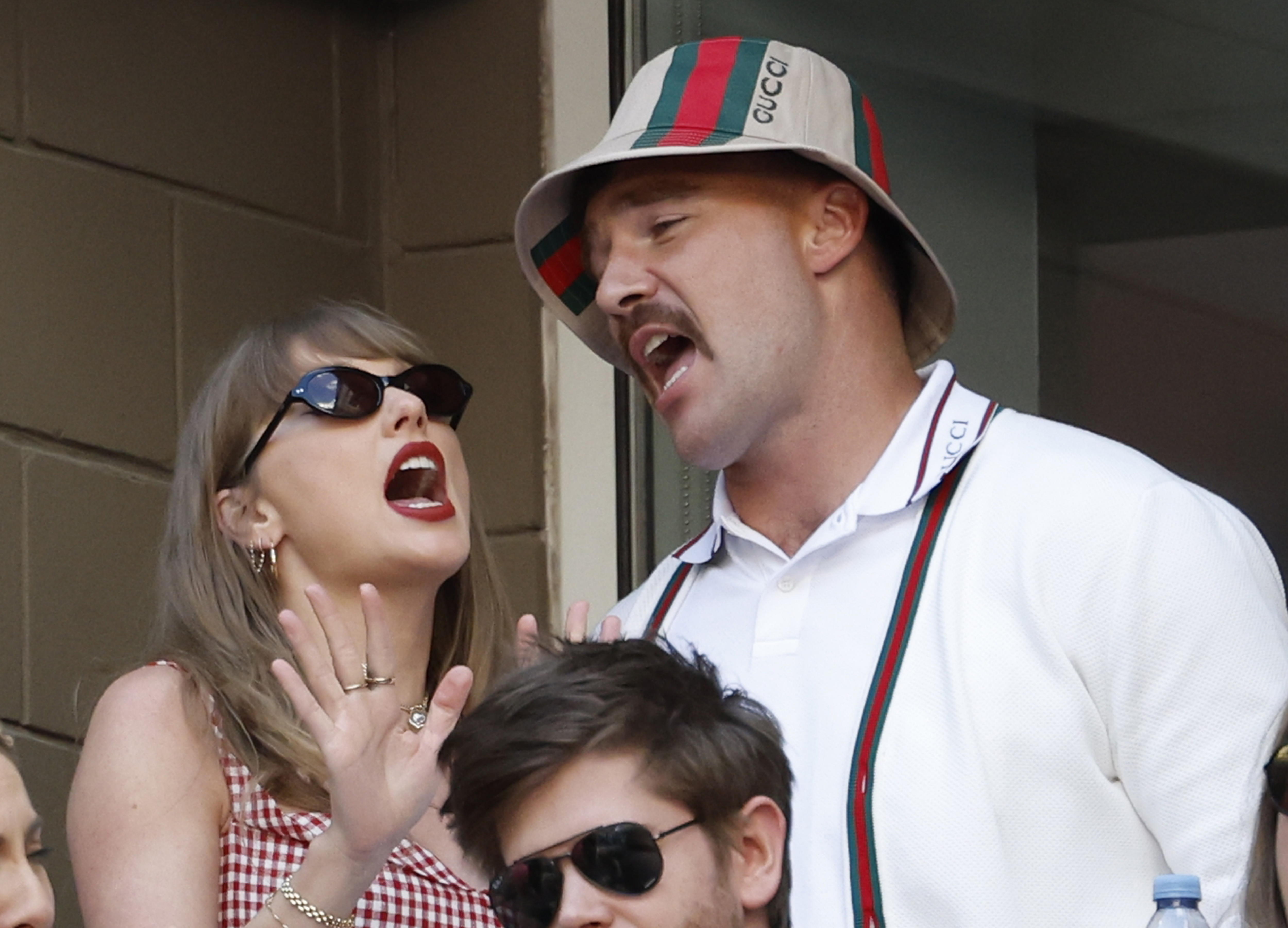 Flushing Meadows (United States), 08/09/2024.- U.S. singer Taylor Swift (L), and American professional football player with the Kansas City Chiefs, Travis Kelce (R), sing along to tunes played during the change over during the men'Äôs finals match between Jannik Singer of Italy and Taylor Fritz of the U.S. at the USTA Billie Jean King National Tennis Center in Flushing Meadows, New York, USA, 08 September 2024. The US Open tournament runs from 26 August through 08 September. (Tenis, Italia, Nueva York) EFE/EPA/JOHN G. MABANGLO