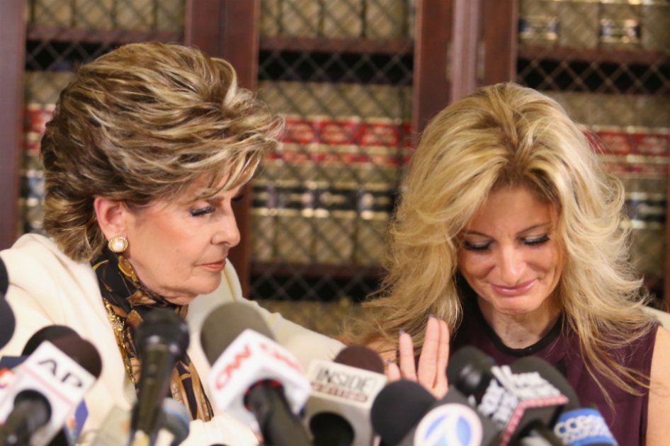 Summer Zervos (derecha) fue una concursante del reality show de Trump, “El Aprendiz”. Zervos asegura que en una cita de trabajo Trump la besó agresivamente e intentó tocarla. / AFP