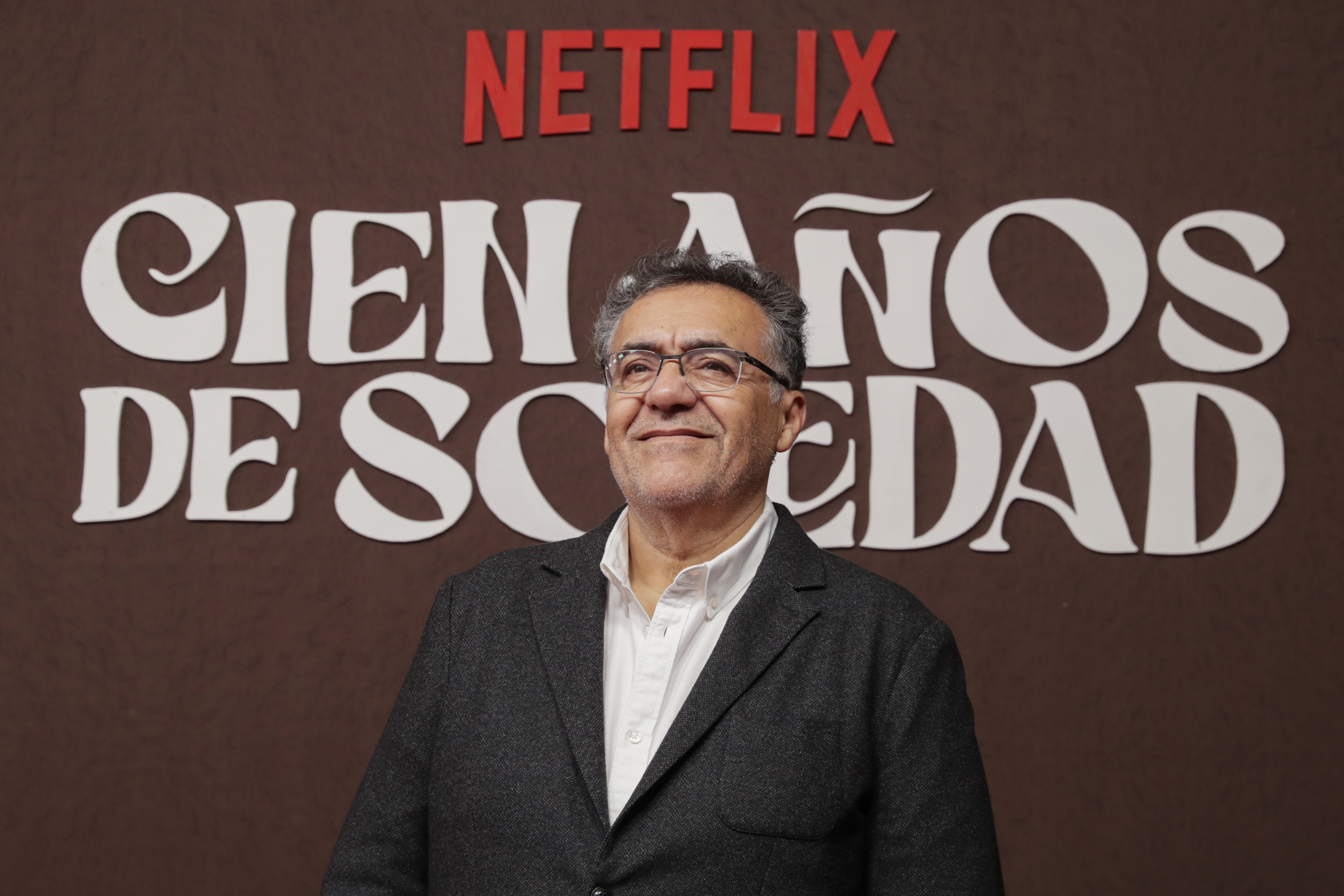 -FOTODELDÍA- AME4467. BOGOTÁ (COLOMBIA), 09/12/2024.- El productor ejecutivo Rodrigo García posa en la alfombra roja durante la presentación de la serie de Netflix 'Cien años de soledad', este lunes en Bogotá (Colombia). El mundo de Macondo ambientó la alfombra roja de 'Cien años de soledad', la serie de Netflix basada en la novela de Gabriel García Márquez que, para Rodrigo García Barcha, uno de sus hijos, es un proyecto hermano de la gran obra de su padre. EFE/ Carlos Ortega