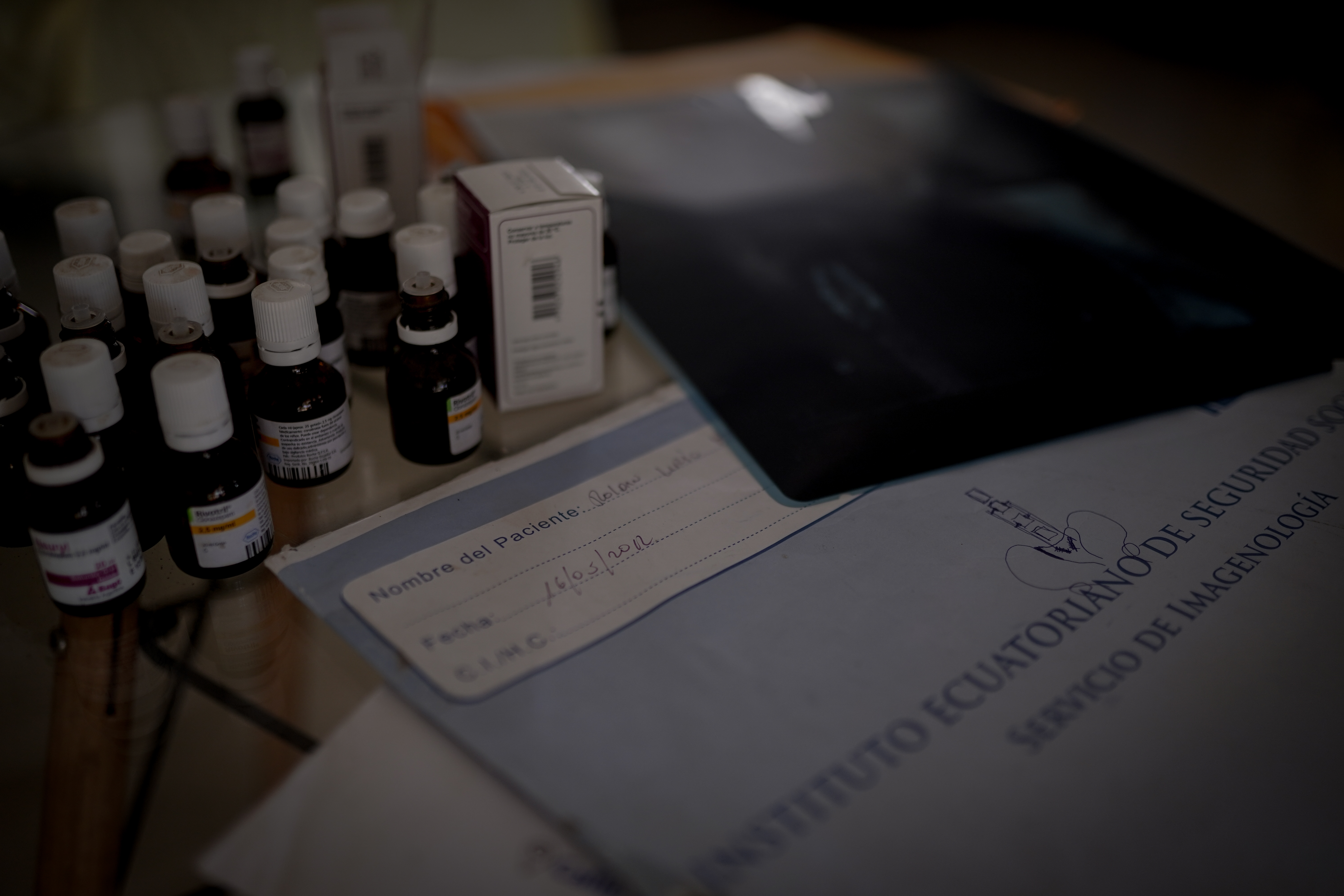 Henry Roldán tiene que comprar las gotas de clonazepam porque sin ellas no puede dormir por el dolor.