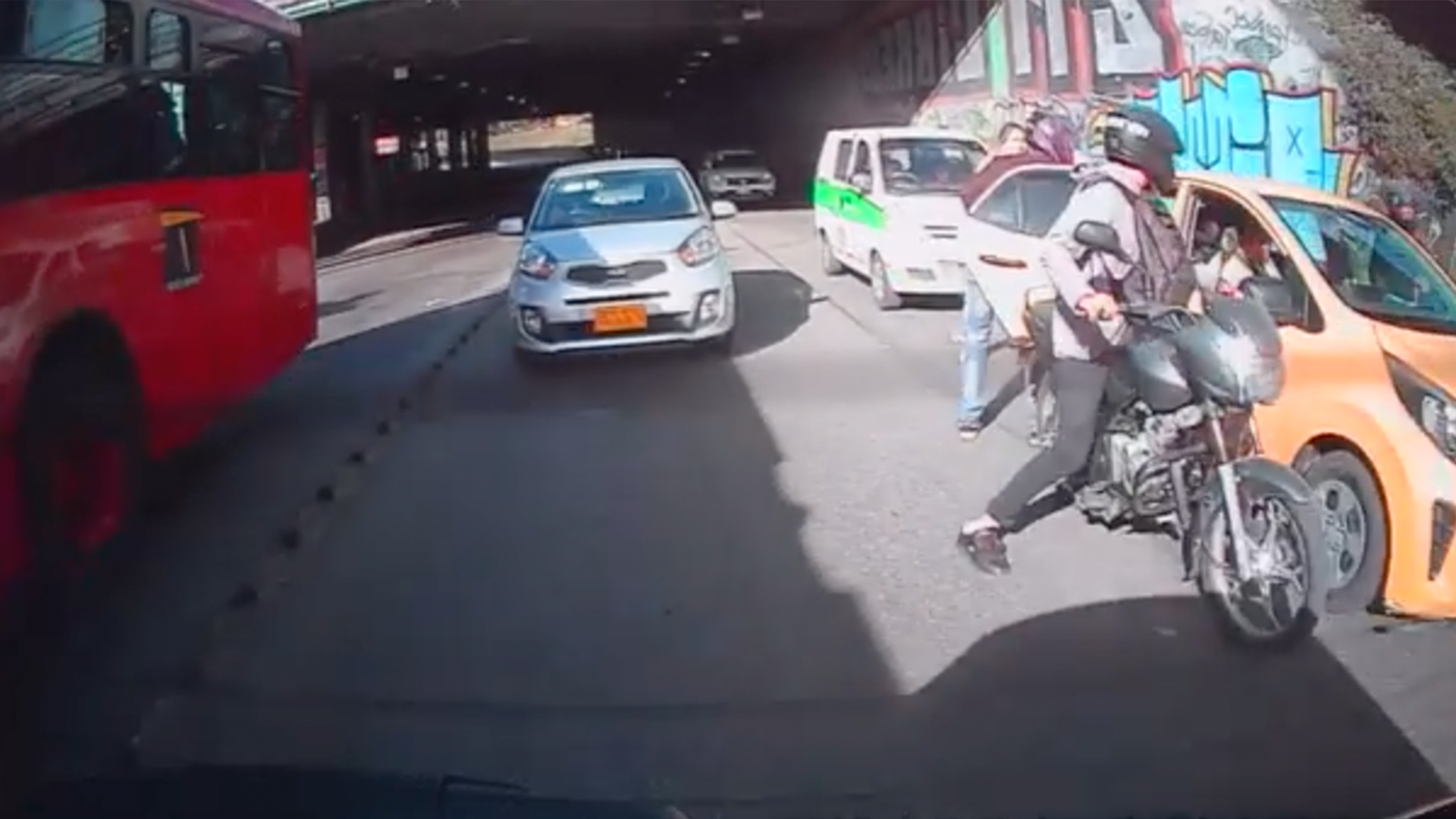 Delincuentes roban a los ocupantes de un taxi en Bogotá