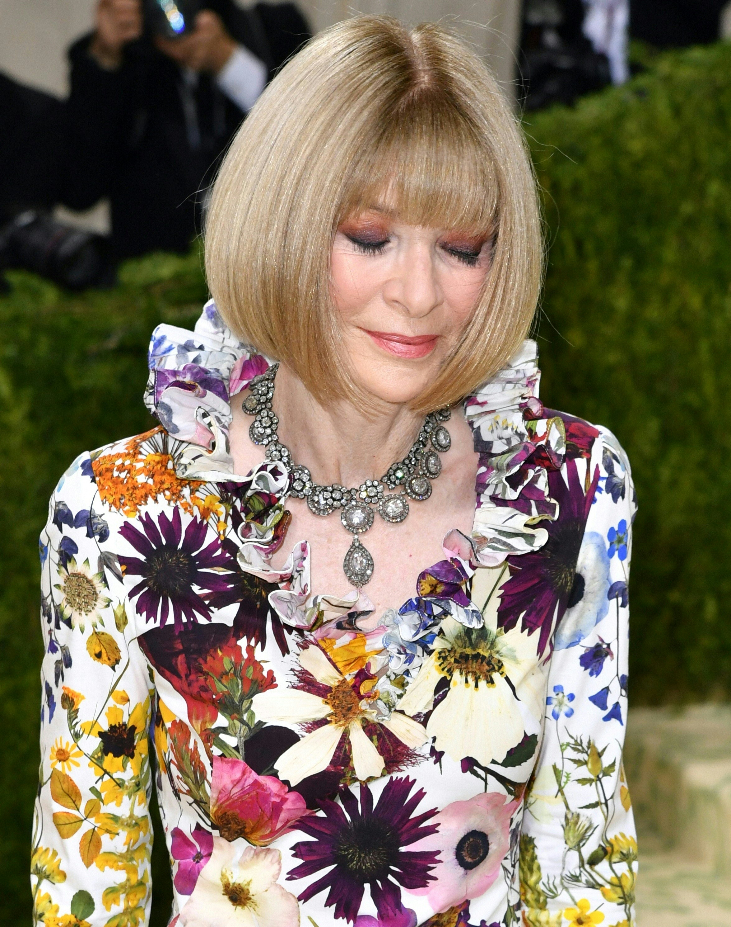 Anna Wintour, la directora de Vogue Estados Unidos, uso un vestido de flores de la casa de moda estadounidense Óscar de la Renta.