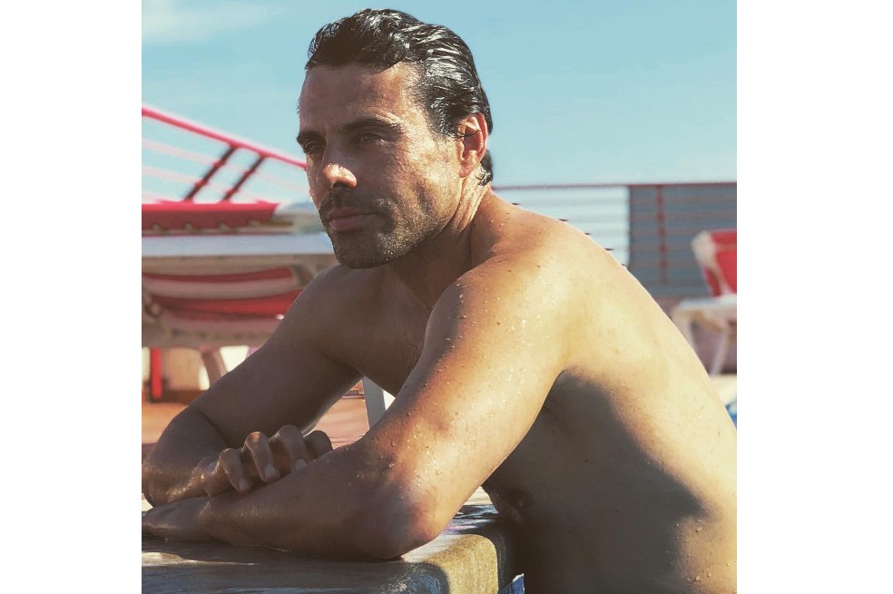 En una oportunidad, Enmanuel Esparza publicó esta foto mirando hacia el horizonte, a la salida de una piscina. La imagen cuenta con 5 mil comentarios y cientos de corazones.