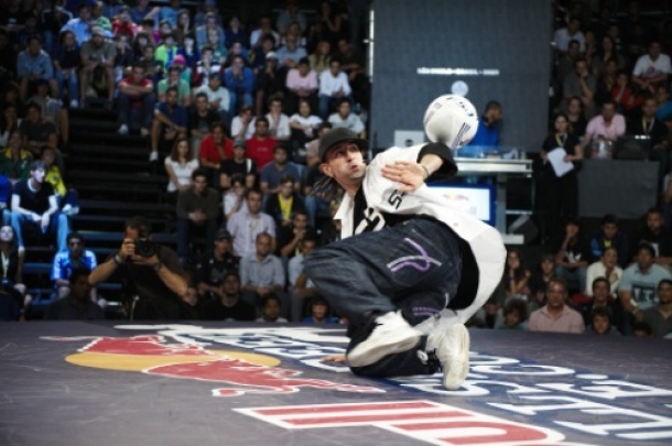 Estrella de Freestyle muestra su potencial disfrazado de anciano