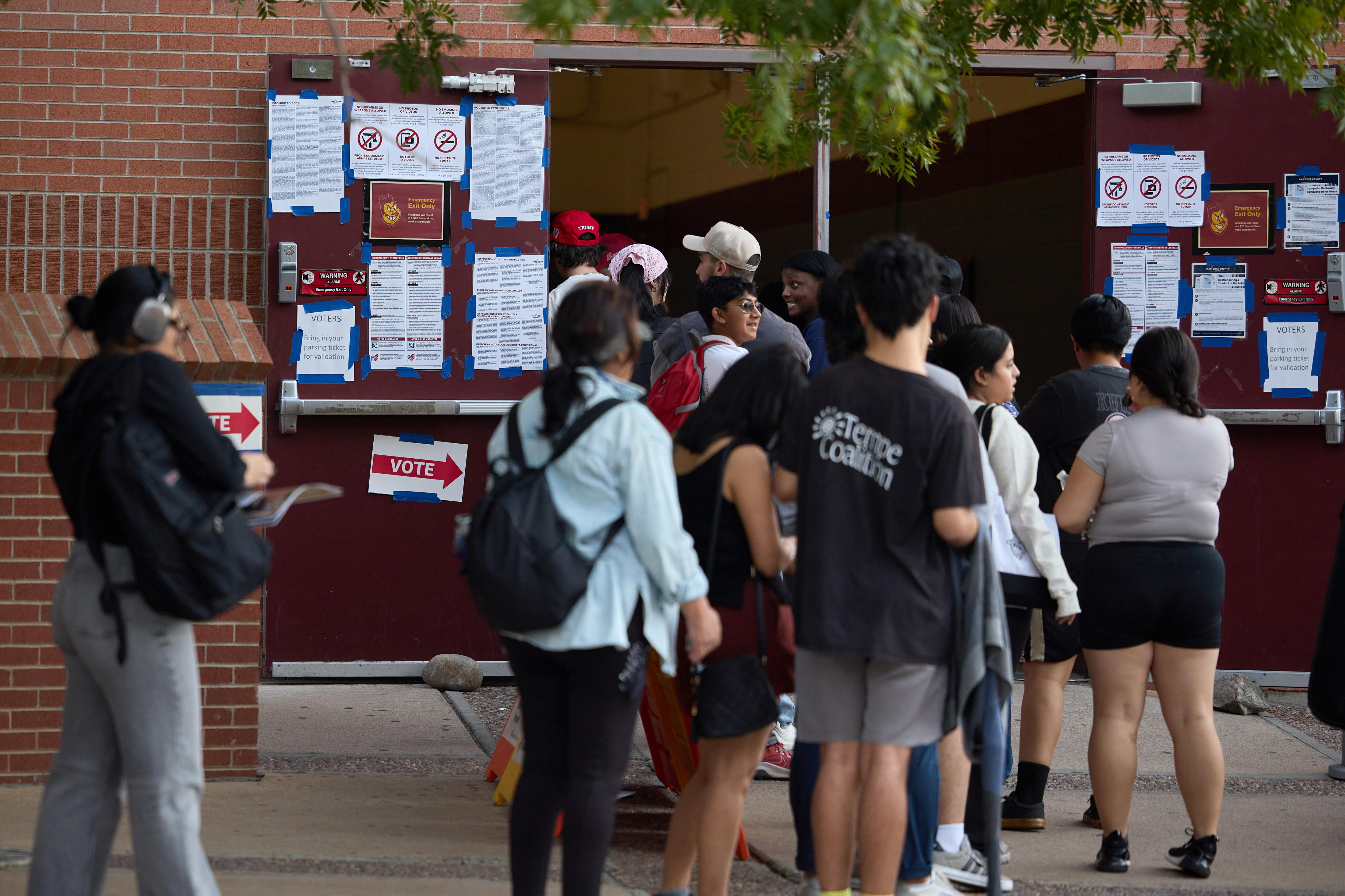 Tempe (United States), 05/11/2024.- Students wait in line to vote on Election Day at Arizona State University in Tempe, Arizona, USA, 05 November 2024. Voters across the country are casting ballots today for President of the United States in a tightly contested race between Republican presidential candidate Donald J. Trump and Democratic presidential candidate US Vice President Kamala Harris, as well as for candidates in Senate and Congressional races. (Elecciones, Estados Unidos) EFE/EPA/ALLISON DINNER