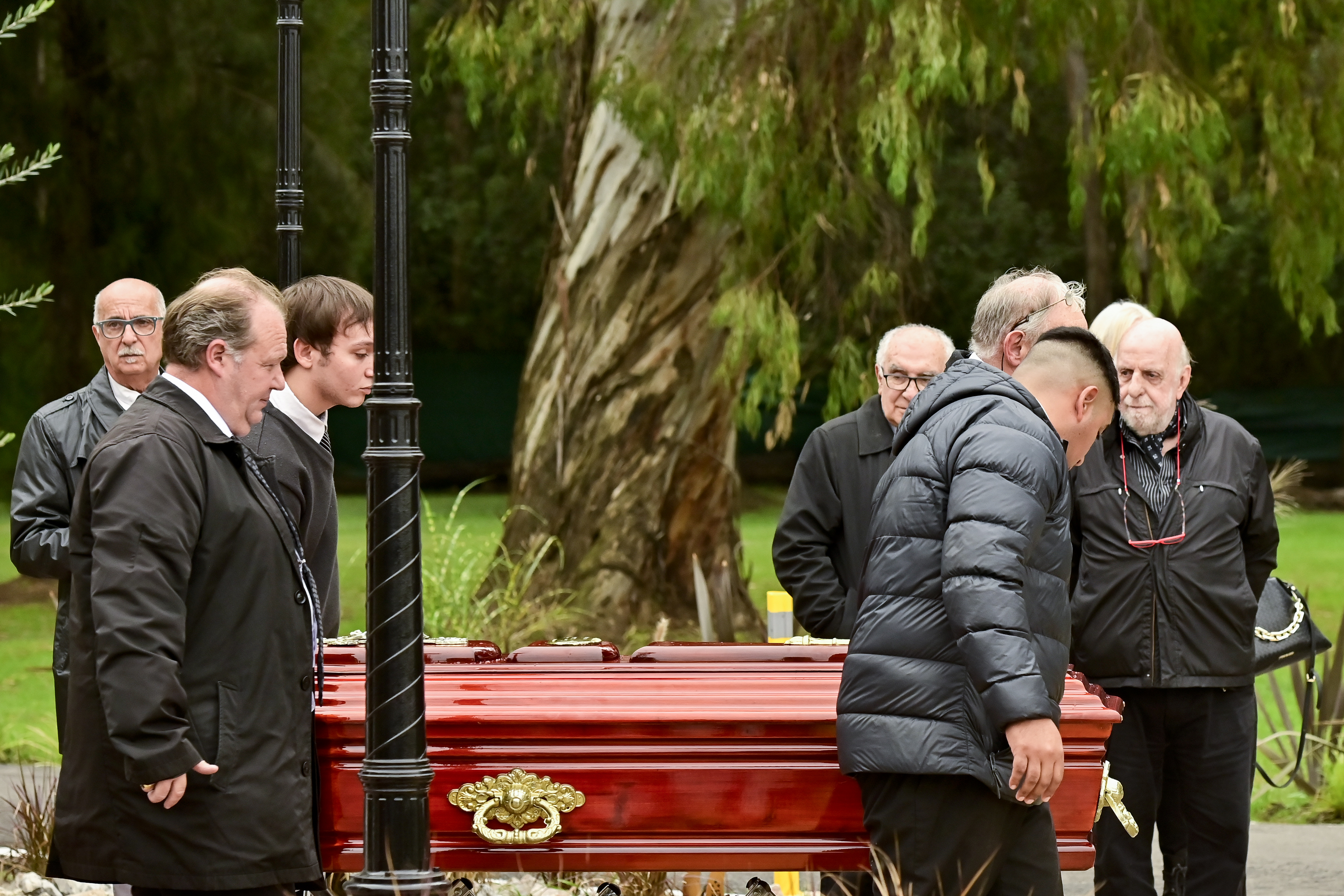 AME4399. EZEIZA (ARGENTINA), 07/05/2024.- Familiares y amigos asisten al funeral del exseleccionador argentino César Luis Menotti este martes, en el predio de la Asociación del Fútbol Argentino (AFA) en Ezeiza (Argentina). Desde las 10.00 horas (13.00 GMT), en el predio de la AFA tiene lugar el velatorio de los restos del exseleccionador argentino, quien se proclamó campeón con la Albiceleste en el Mundial 1978. EFE/ Matías Martín Campaya