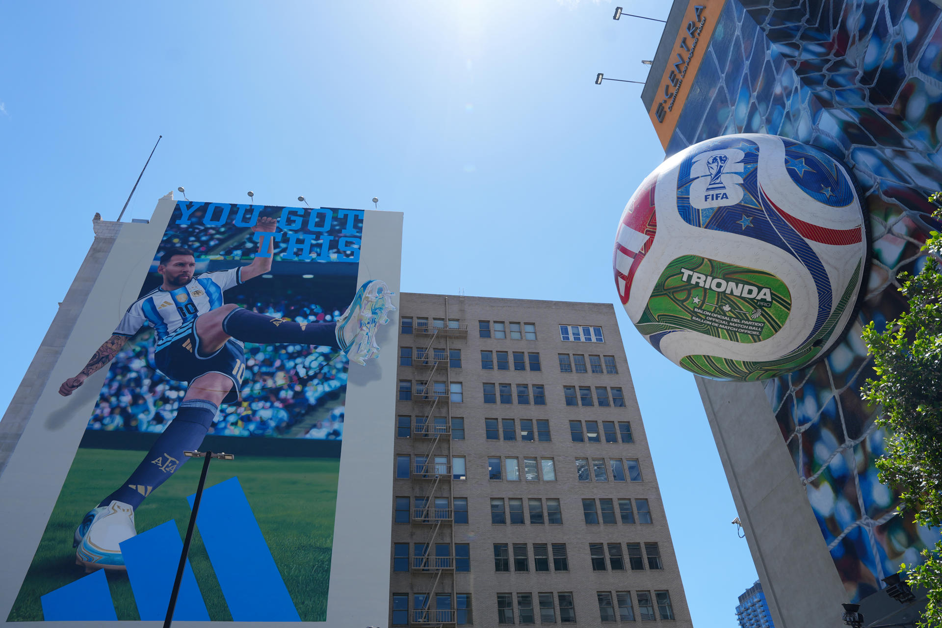 AME6695. LOS ÁNGELES (ESTADOS UNIDOS), 29/05/2026.- Fotografía que muestra una instalación de arte urbano alusivo a la Copa Mundial de la FIFA 2026 como parte de los preparativos y actividades de promoción este viernes, en Los Ángeles (Estados Unidos). EFE/ Omar Alonso