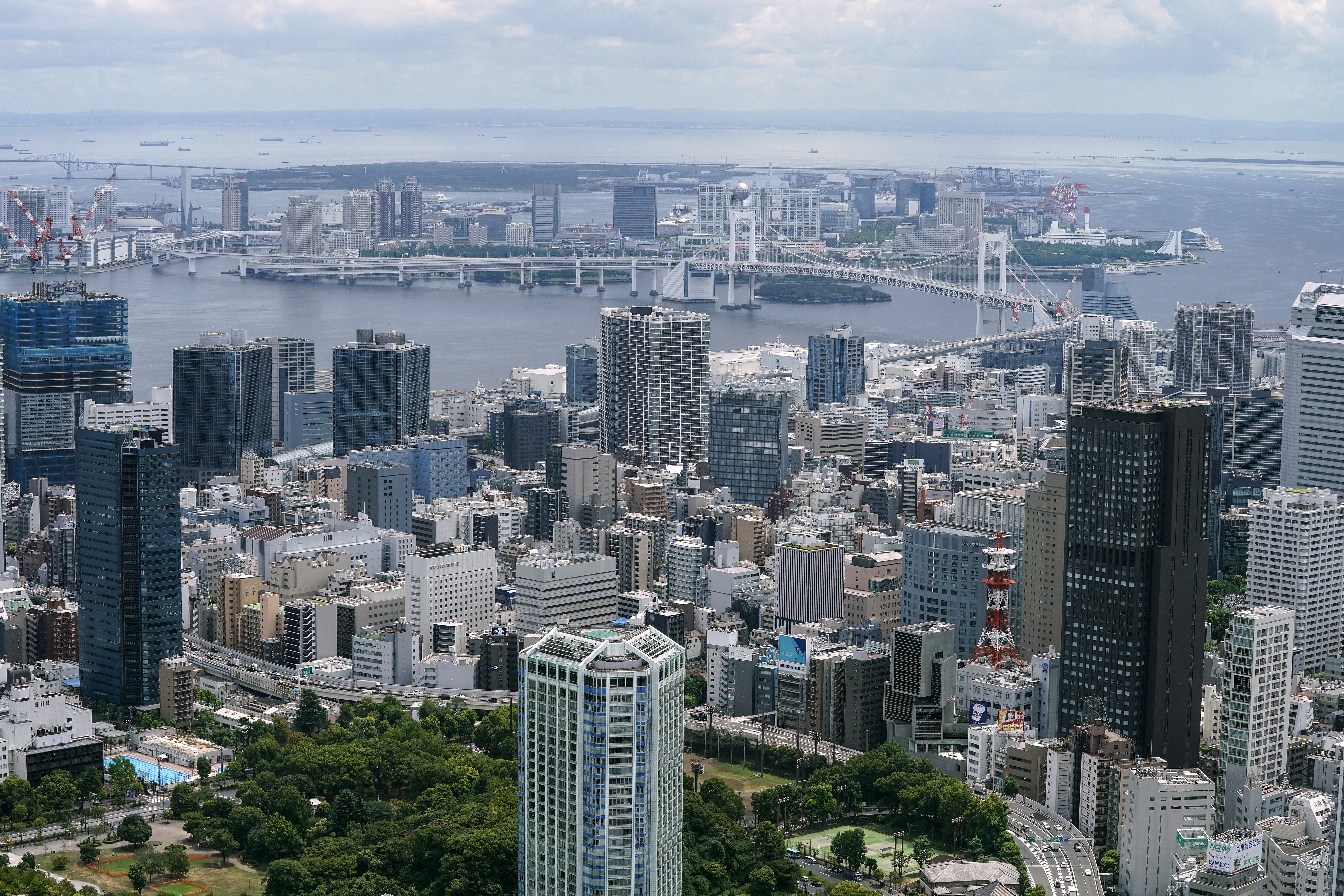 Tokyo (Japan), 08/08/2023.- A view from the 52nd floor of Japan's tallest building, Mori JP Tower, with the Rainbow Bridge in Tokyo, Japan, 08 August 2023. Japanese developer Mori Building Co. announced on 08 August that the construction of Azabudai Hills, a complex containing Mori JP Tower, has been completed with its opening scheduled for 24 November 2023. (Japón, Tokio) EFE/EPA/KIMIMASA MAYAMA