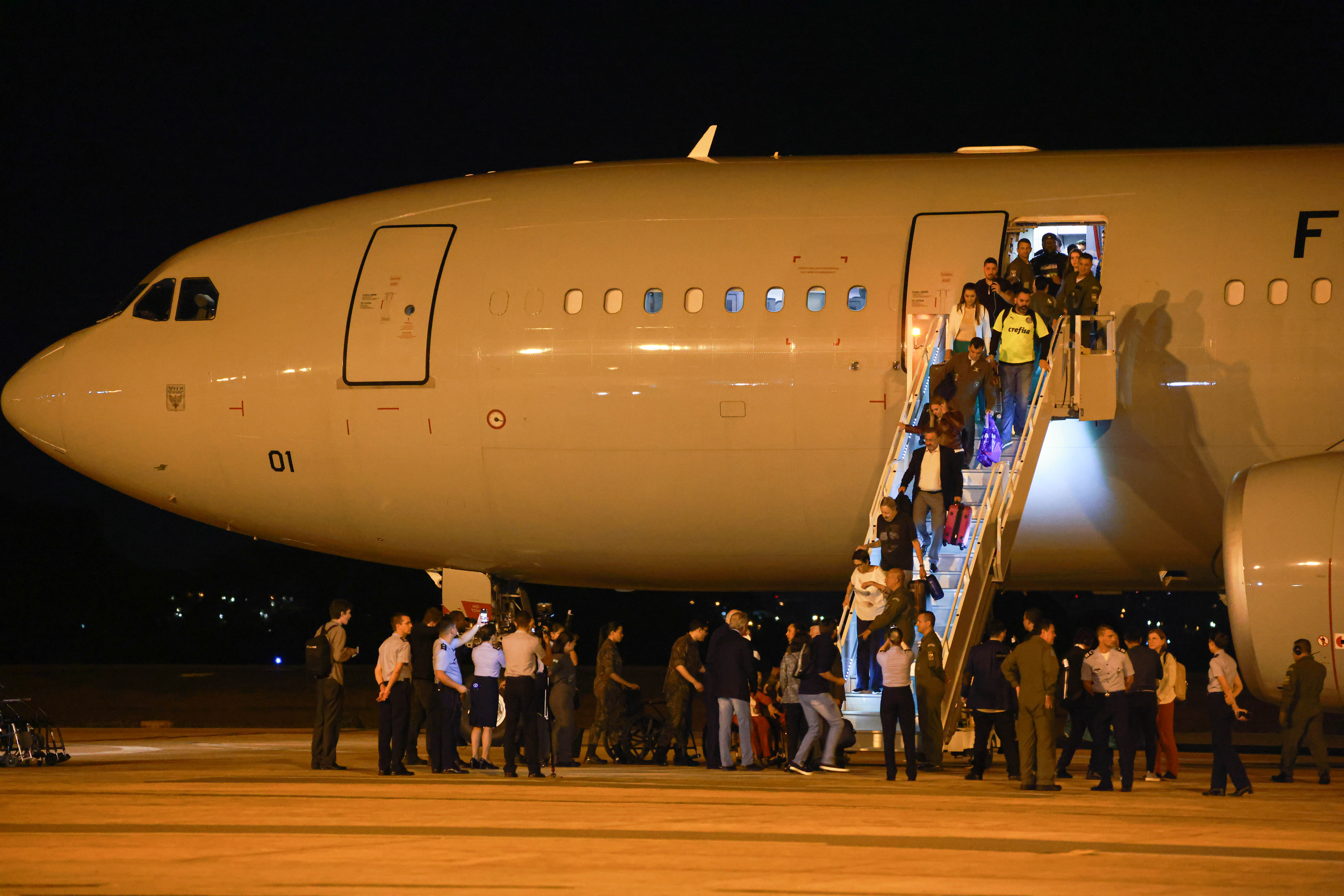 BRA01. BRASILIA (BRASIL), 11/10/23. El primer avión de rescate de la fuerza aérea brasileña llega a Brasilia. El avión, KC-30, procedía de Tel Aviv y llegó a la capital de Brasil alrededor de la 4 de la madrugada de este miércoles. Fueron rescatados 211 brasileños que se encontraban en la región donde se desarrolla el conflicto armado. EFE/Luis Nova