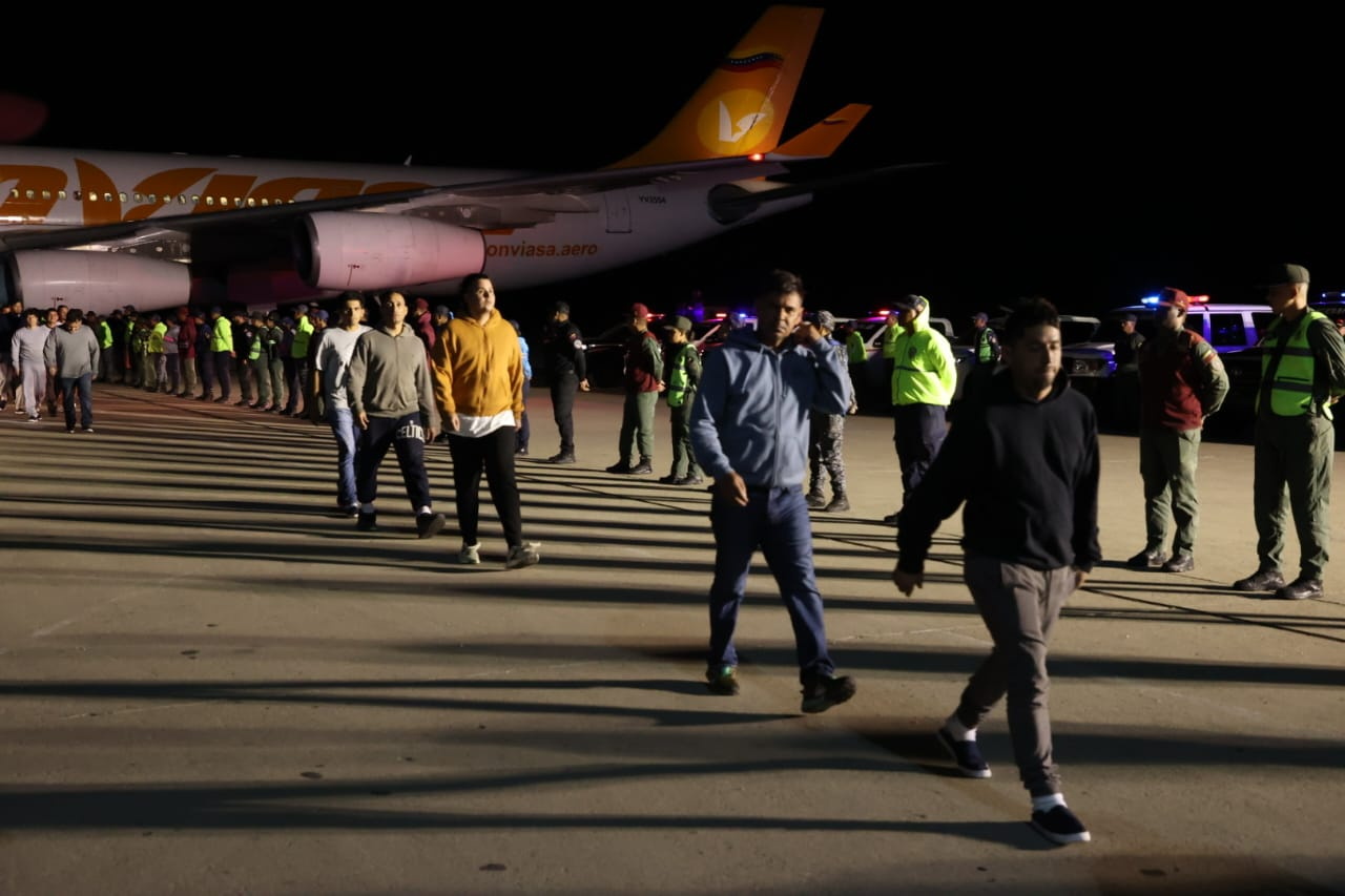 “Se reanudan los vuelos”: aterriza en Venezuela vuelo con 199 deportados