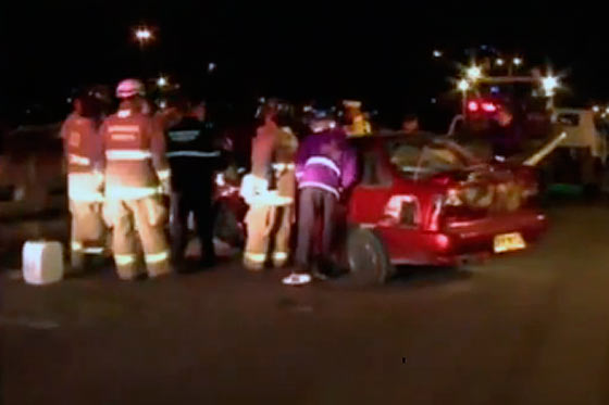 Conductor, al parecer gravemente herido, se fugó tras estrellarse en puente