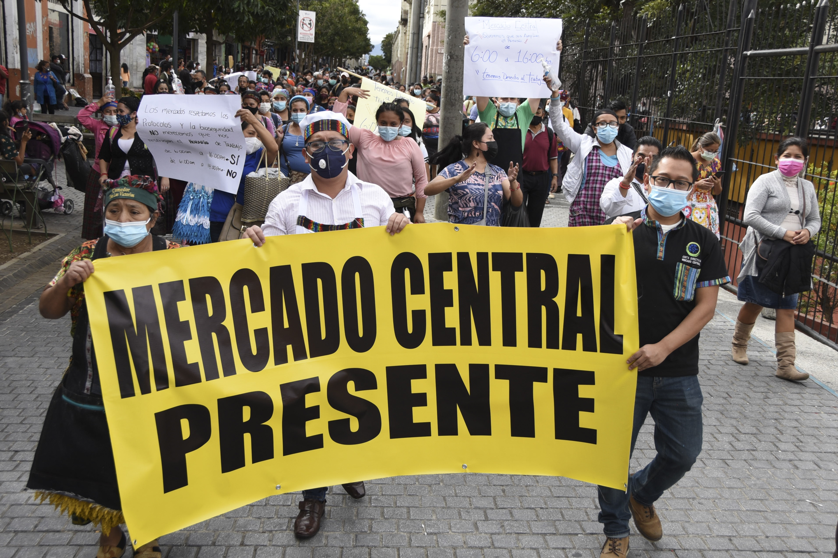 Vendedores participan en una protesta contra el cierre anticipado de mercados en medio de medidas para frenar el aumento de infecciones por COVID-19 en la Ciudad de Guatemala el 21 de enero de 2021.
