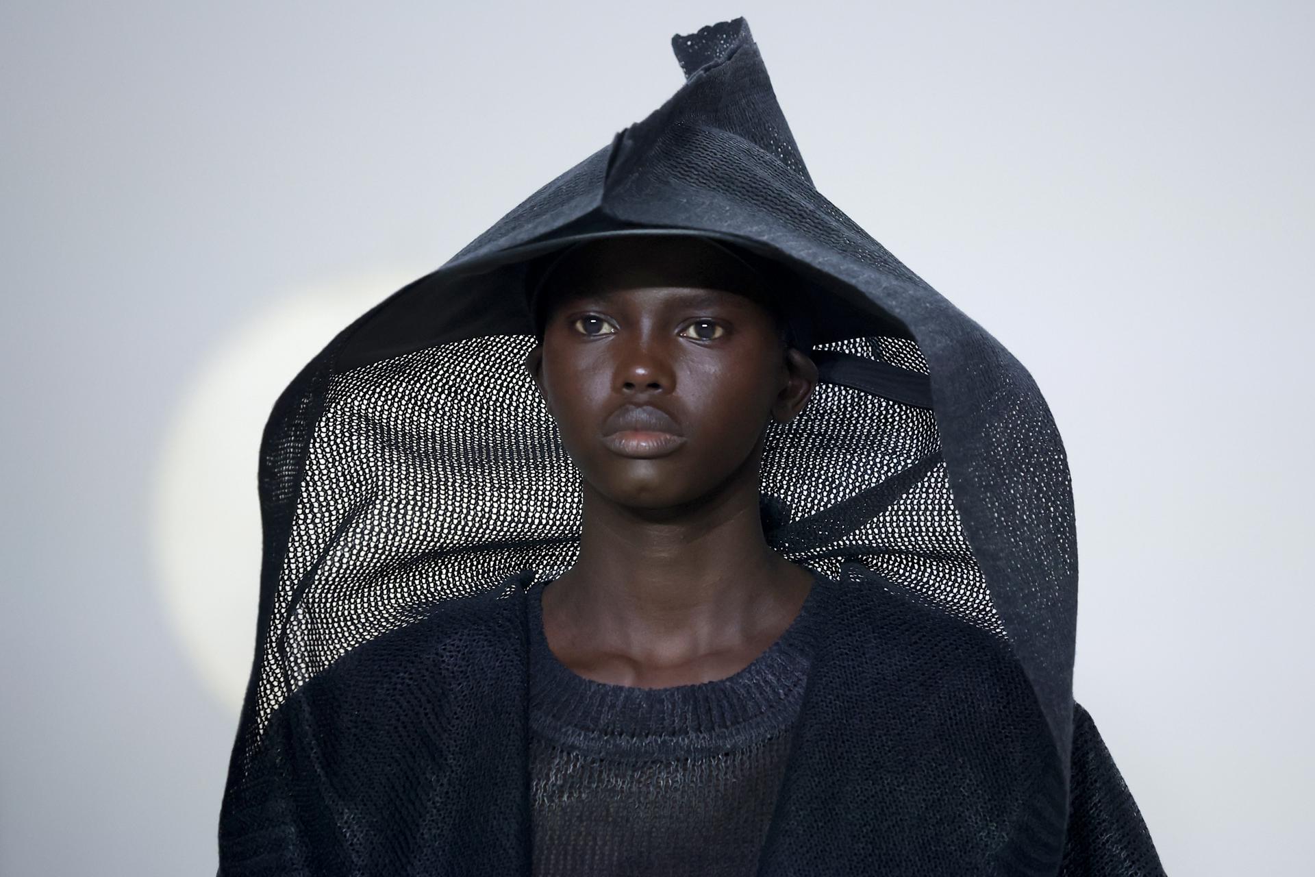 Abrigos ligeros, accesorios de lujo y más de la Semana de la moda de París