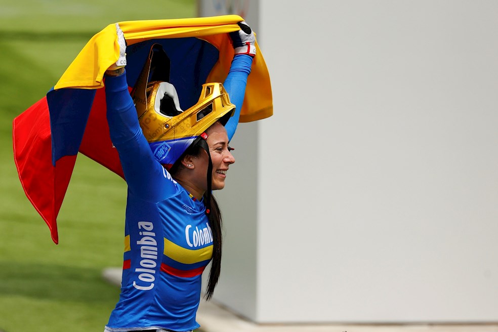 Mariana Pajón de Colombia ondea la bandera de su país tras obtener medalla de plata durante la final femenina del BMX en los Juegos Olímpicos