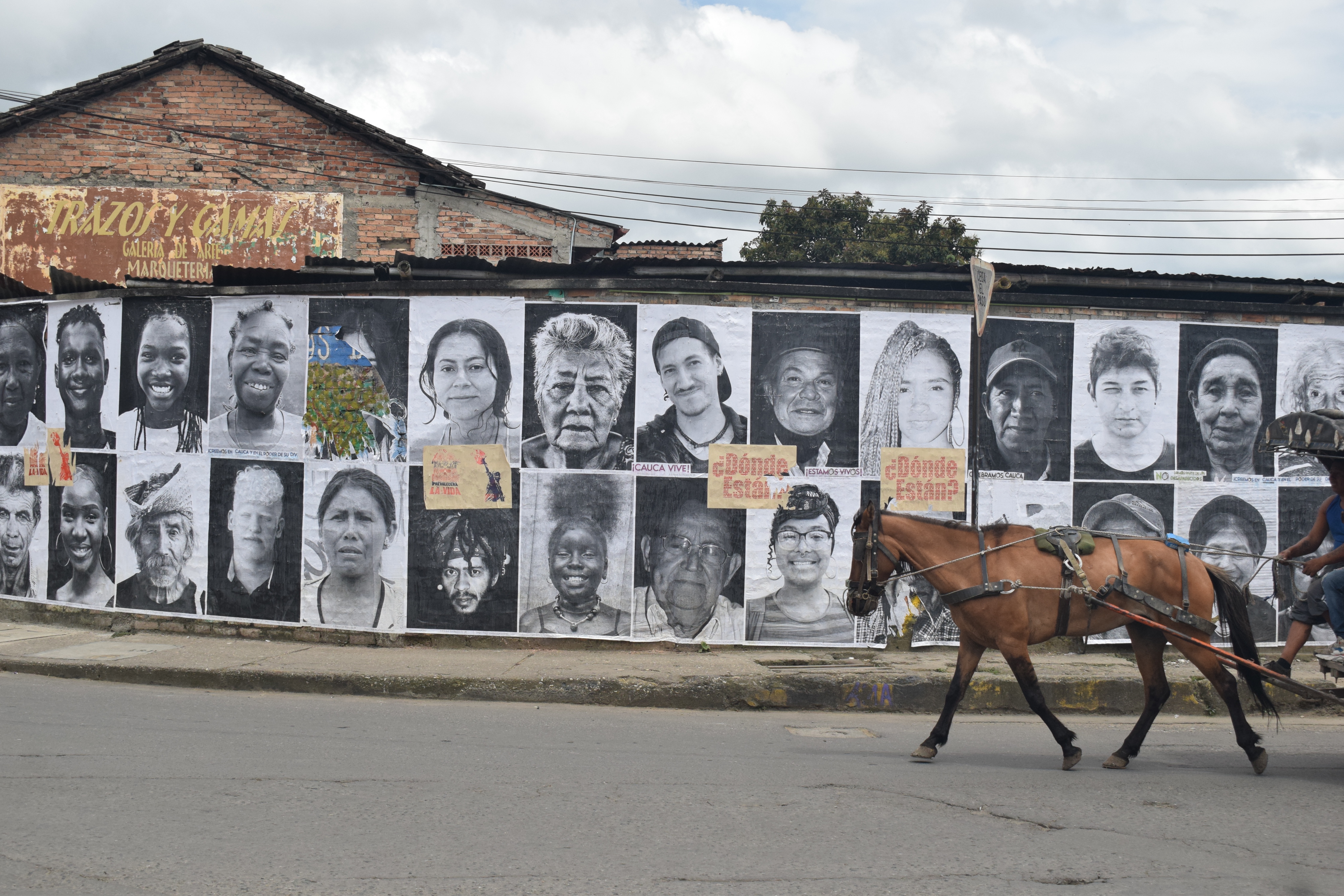 Uno de los murales empapelados en Popayán por la crónica fotográfica "El poder de la identidad híbrida".