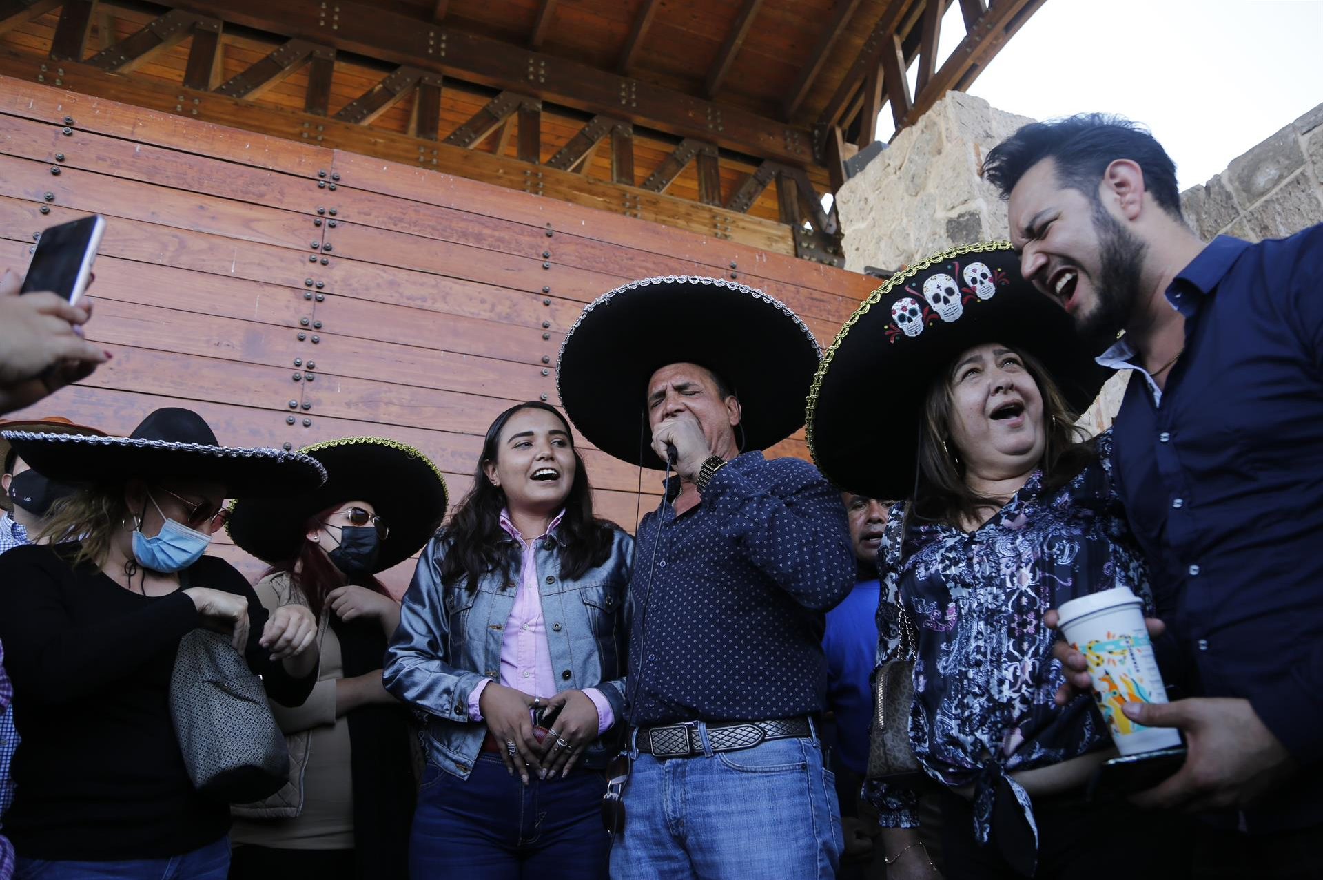 Pese a que el funeral es privado, la familia de Vicente Fernández, decidió permitirle la entrada a los fanáticos durante el día domingo. Las honras fúnebres se realizarán el día lunes, al medio día.