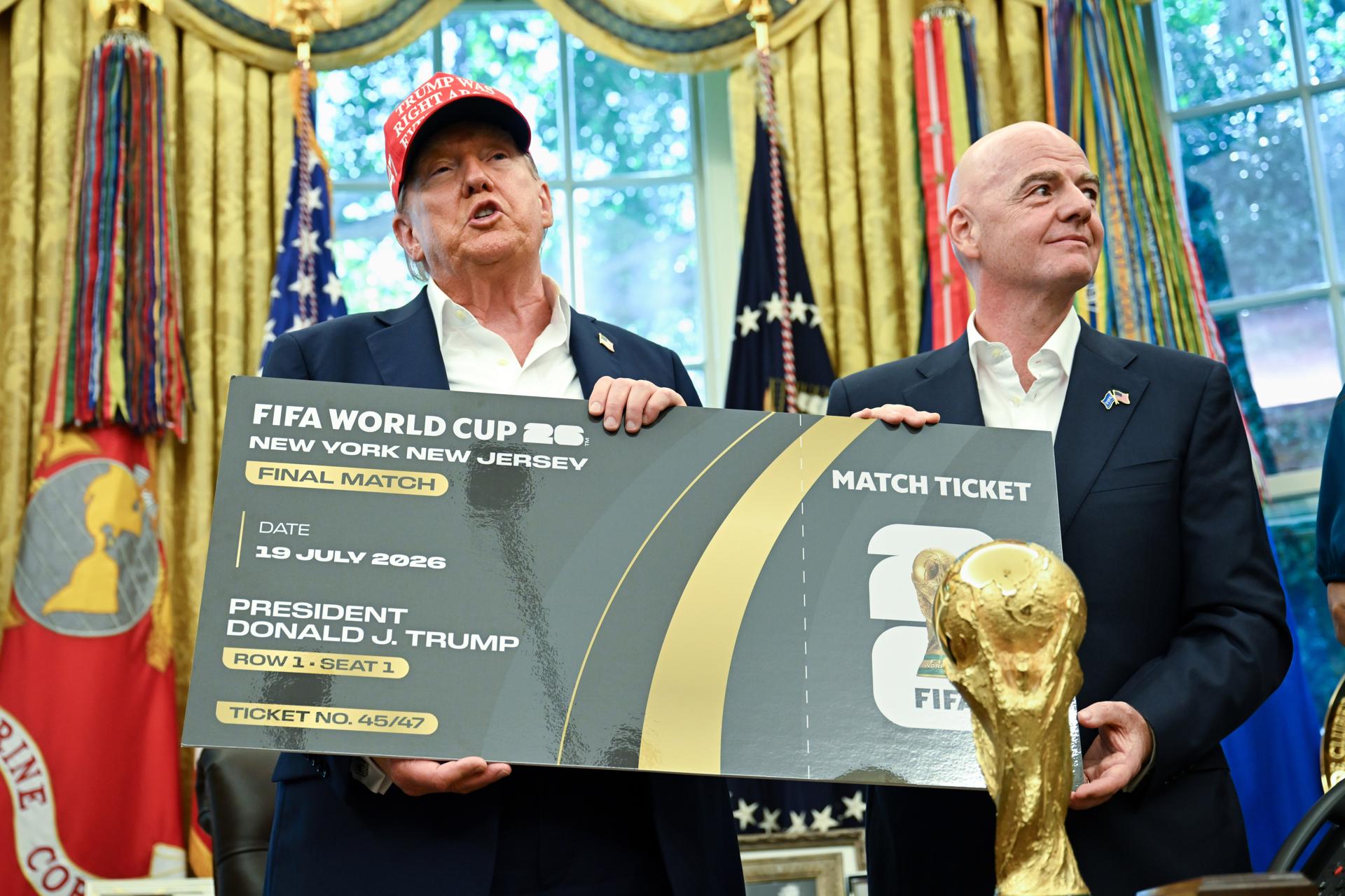 WASHINGTON (United States), 22/08/2025.- US President Donald Trump (L) and FIFA President Gianni Infantino (R) hold a ticket to the 2026 FIFA World Cup after after announcing the 2026 FIFA World Cup draw will be held at the Kennedy Center in December 2025, in the Oval Office of the White House in Washington, DC, USA, 22 August 2025. The 2026 FIFA World Cup, coming to North America next summer will be the first World Cup with three host countries in the U.S., Canada and Mexico, and it will be the first to feature a 48-team field. EFE/EPA/ANNABELLE GORDON / POOL
