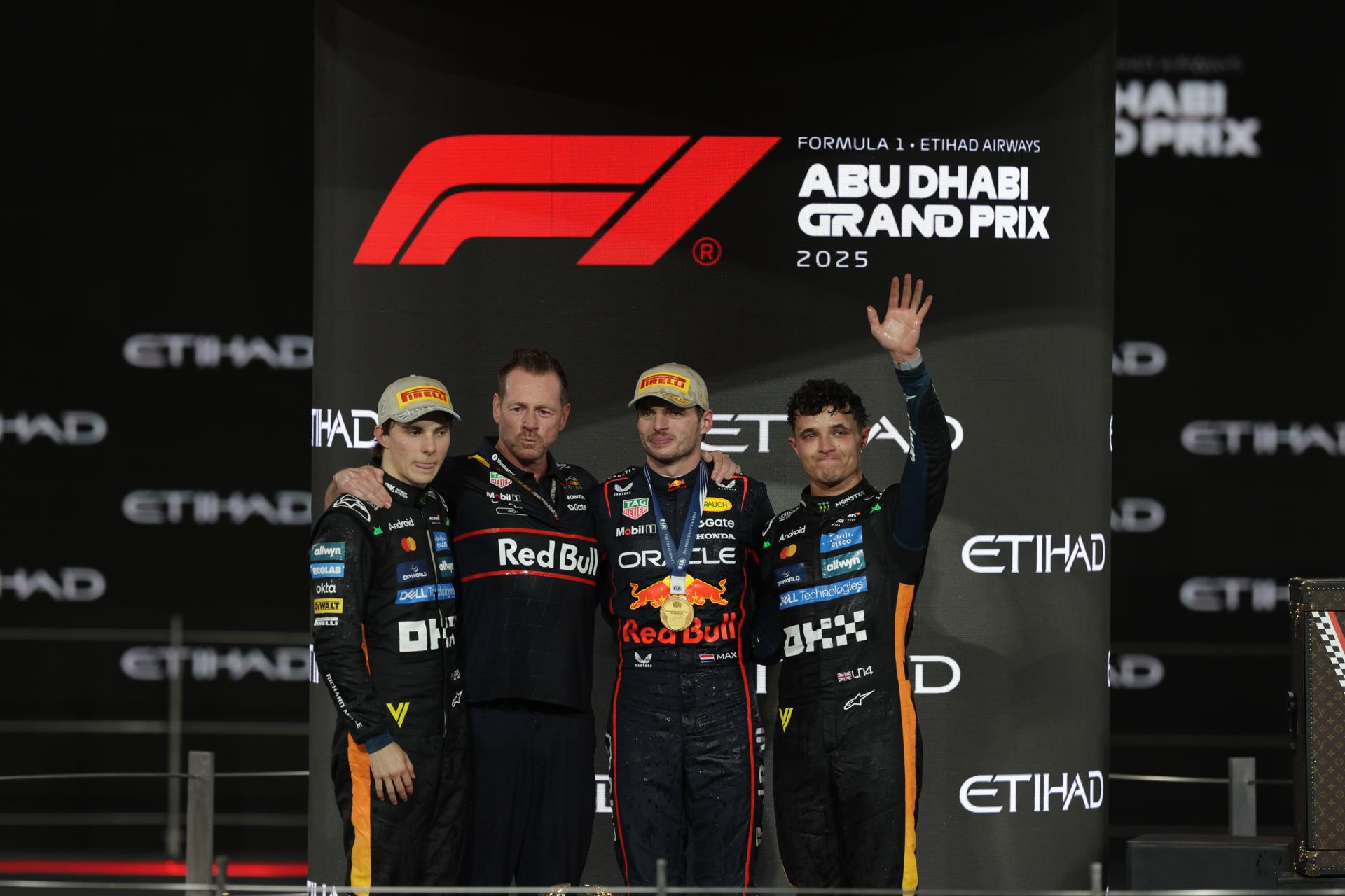 ABU DHABI (United Arab Emirates), 07/12/2025.- (L-R) Second placed McLaren driver Oscar Piastri of Australia, Richard Wolverson, Head of Racing Operations of Red Bull Racing, first placed Red Bull Racing driver Max Verstappen of Netherlands, and third placed McLaren driver Lando Norris of Britain pose on the podium after the Formula One Abu Dhabi Grand Prix at the Yas Marina Circuit racetrack in Abu Dhabi, United Arab Emirates, 07 December 2025. (Fórmula Uno, Países Bajos; Holanda, Emiratos Árabes Unidos, Reino Unido) EFE/EPA/ALI HAIDER