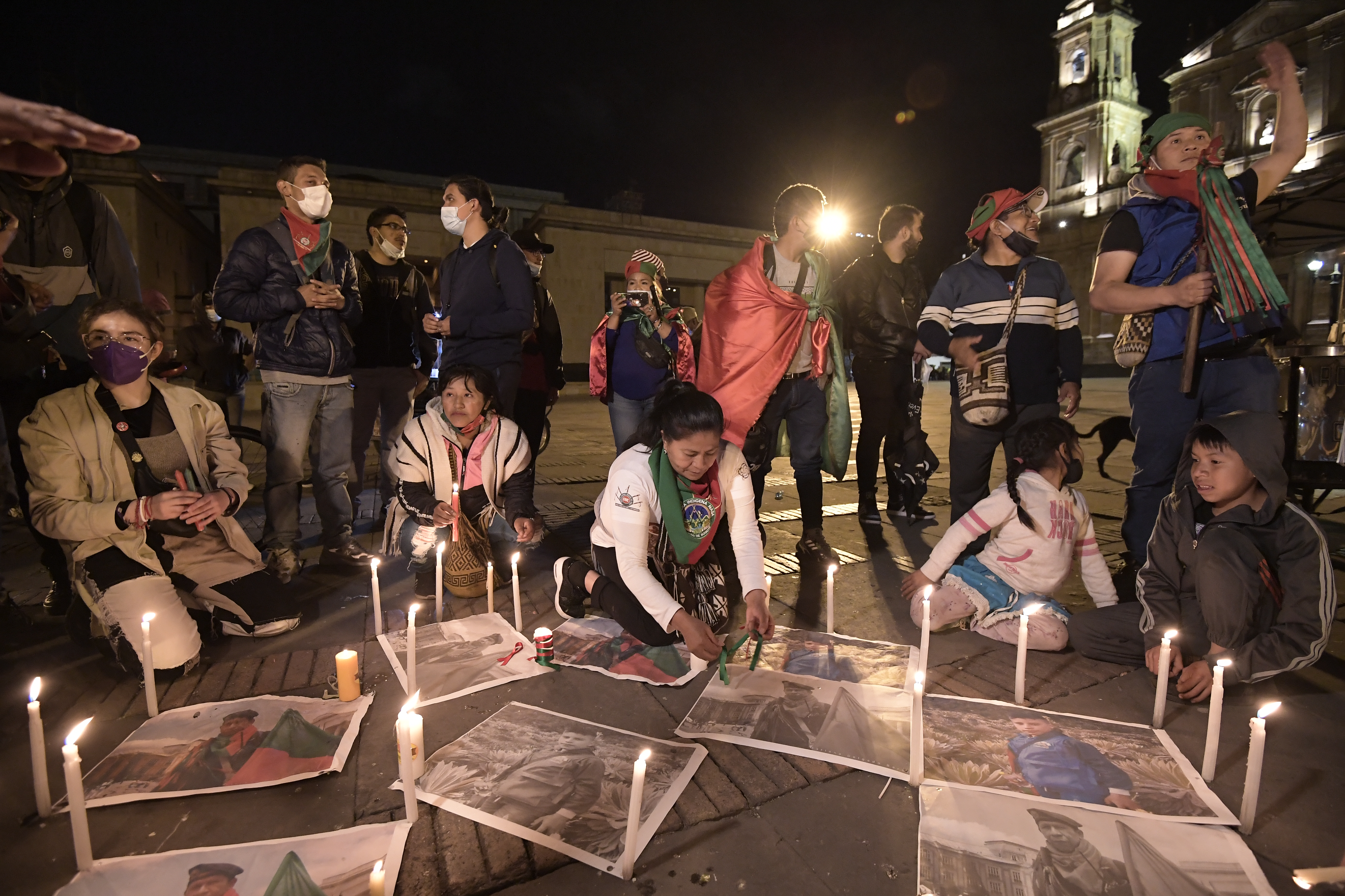 Indígenas del pueblo Nasa y Embera se movilizaron por el centro de Bogotá hasta la Plaza de Bolívar, exigiendo justicia por el asesinato del menor Breiner Cucuñame y el líder Albeiro Camayo, quienes fueron asesinados en el departamento del Cauca. Los manifestantes reclamaron por la seguridad en sus territorios y protestaron contra el abandono estatal de las comunidades indígenas.