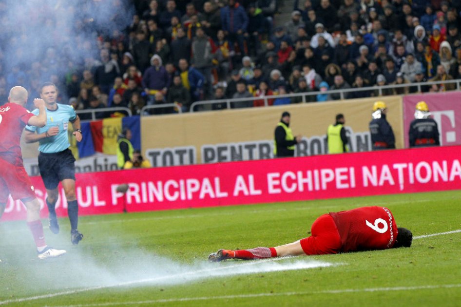 Lewandowski fue impactado al minuto 54. Foto: EFE