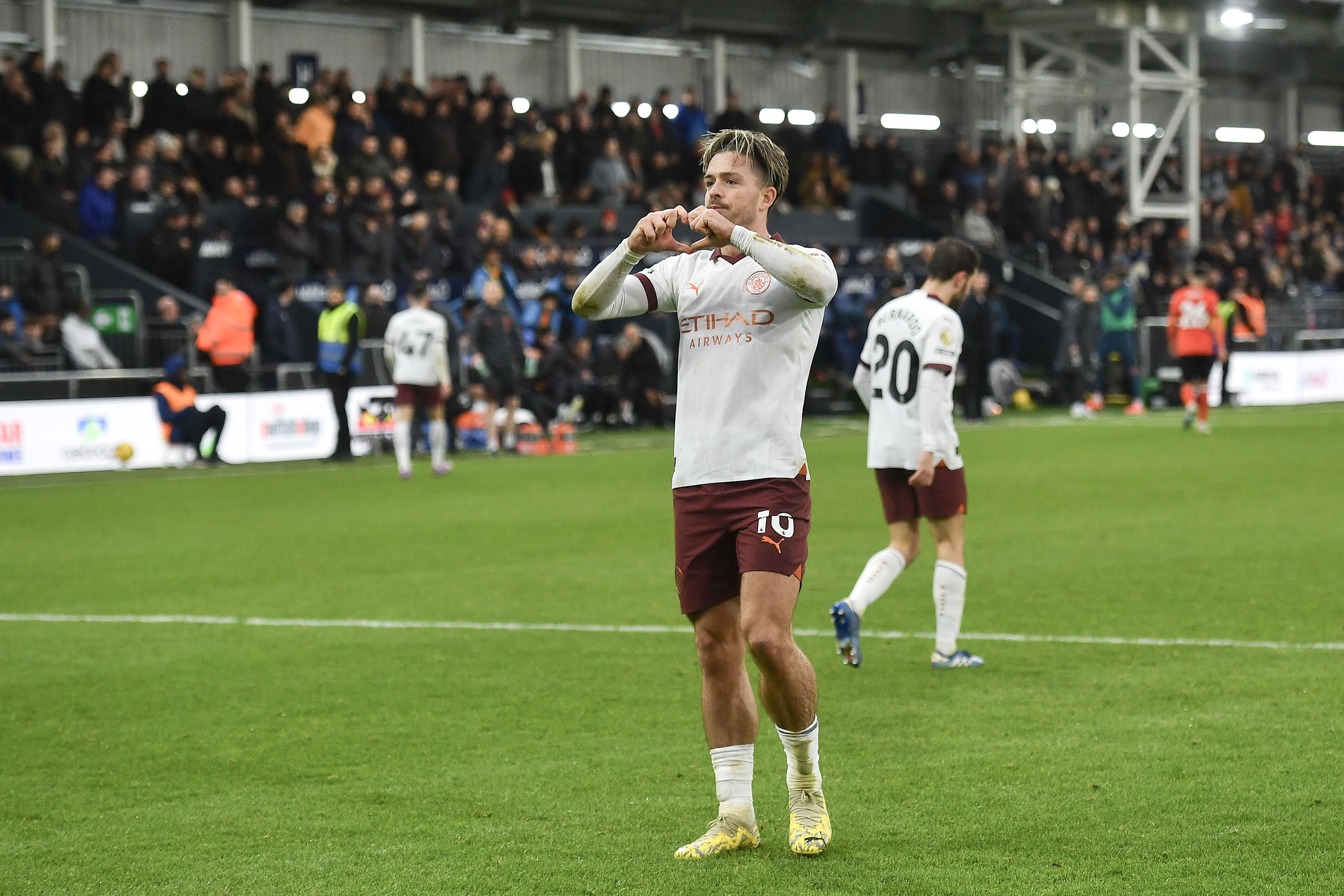 Luton (United Kingdom), 10/12/2023.- Jack Grealish of Manchester City poses after scoring the 1-2 goal during the English Premier League match between Luton Town and Manchester City in Luton, Britain, 10 December 2023. (Reino Unido) EFE/EPA/VINCE MIGNOTT EDITORIAL USE ONLY. No use with unauthorized audio, video, data, fixture lists, club/league logos, 'live' services or NFTs. Online in-match use limited to 120 images, no video emulation. No use in betting, games or single club/league/player publications.