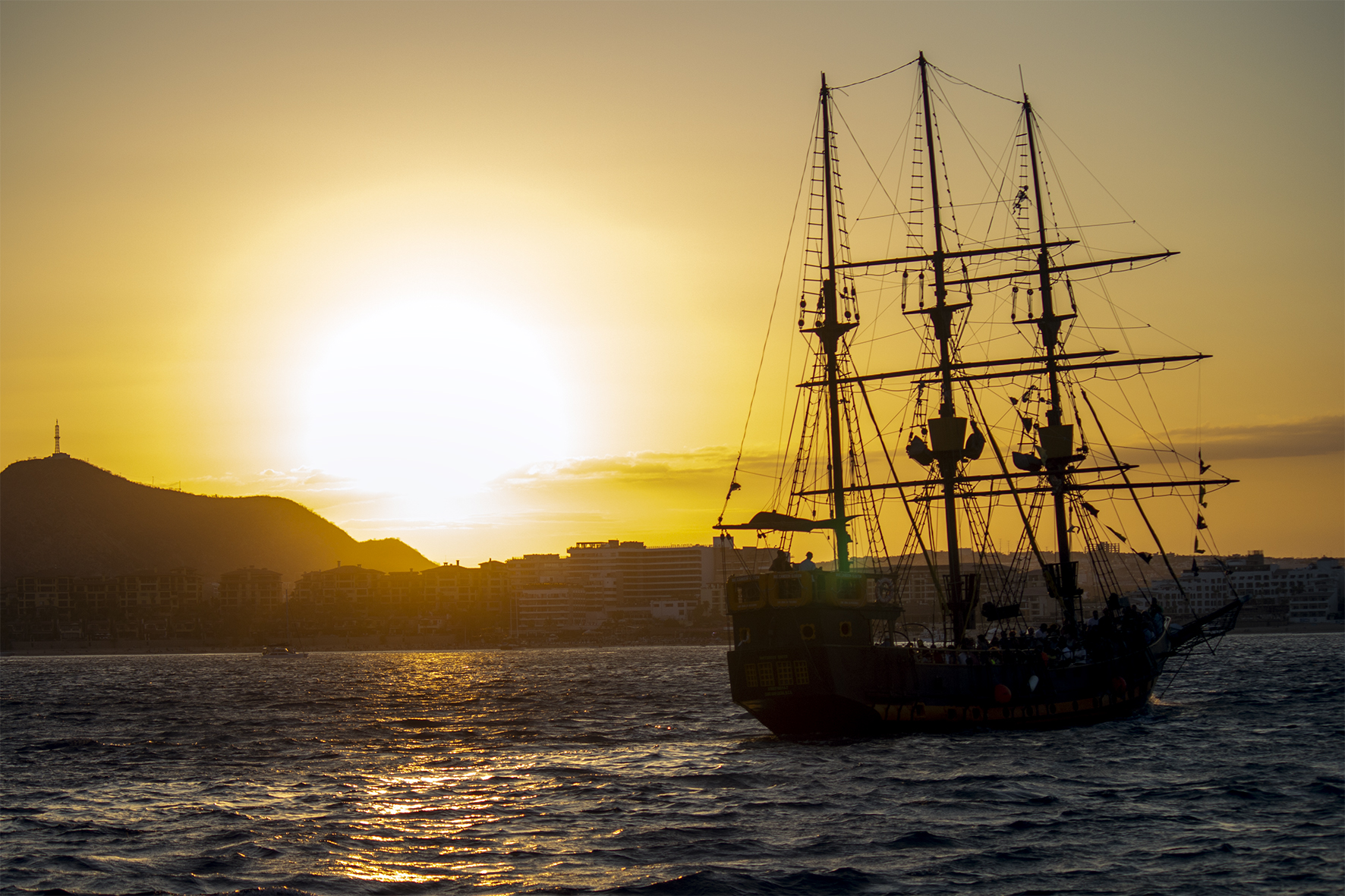 San Lucas, es la ciudad fiestera de la región que en cada atardecer demuestra que los piratas aún se mueven por esas aguas.