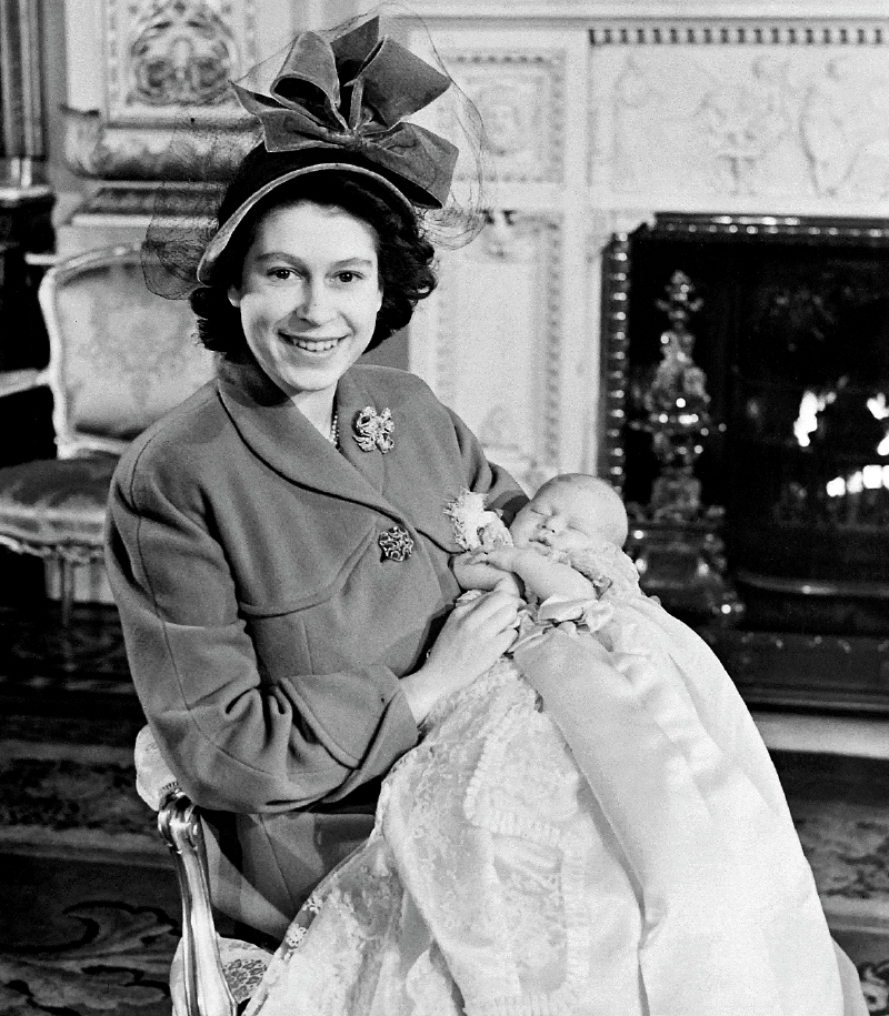 Una foto tomada el 15 de diciembre de 1948, donde se ve a la futura reina Isabel II de Inglaterra y su hijo Carlos.