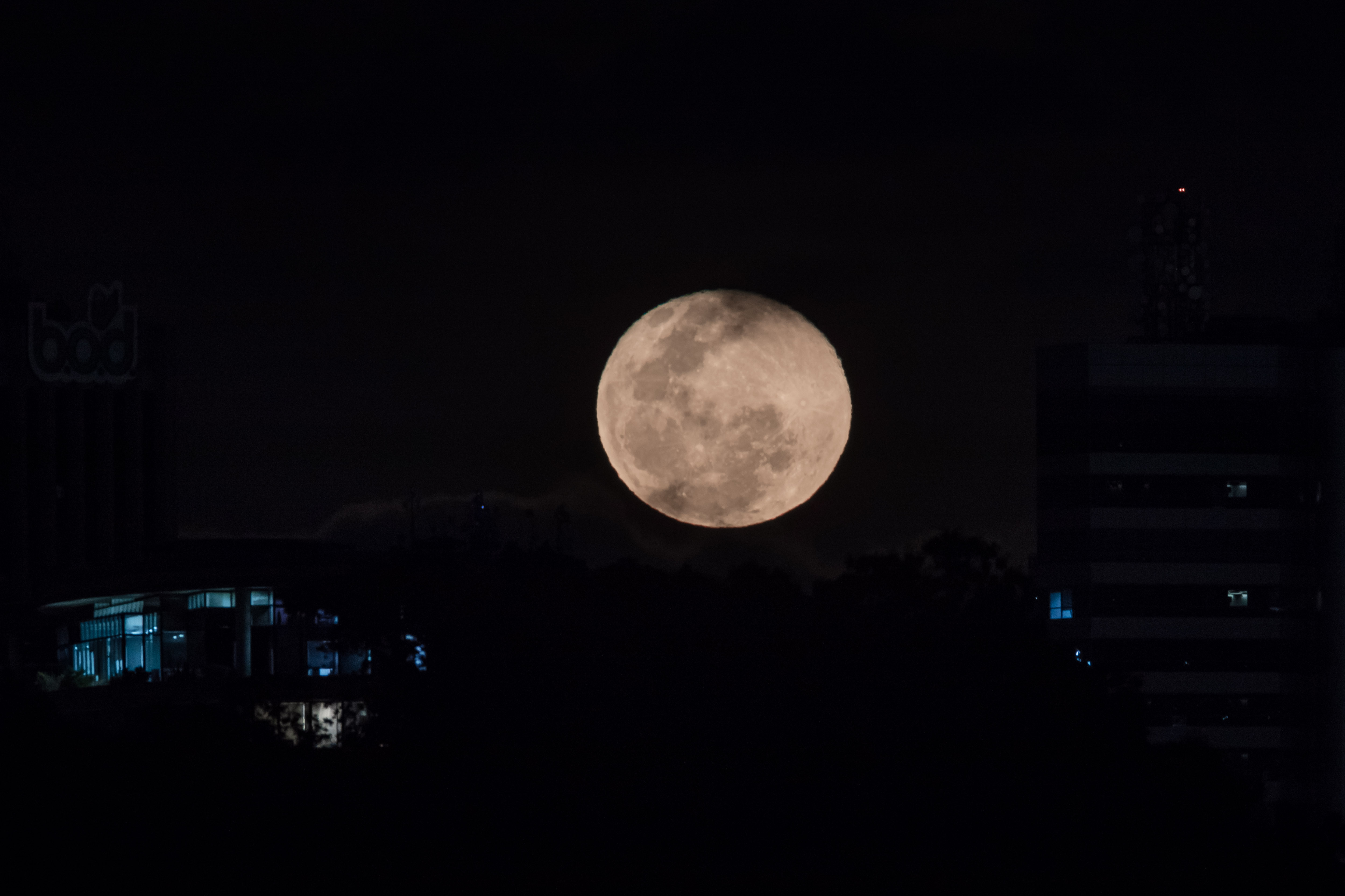 -FOTODELDÍA- AME4388. CARACAS (VENEZUELA), 18/03/2022.- Fotografía de la luna llena hoy, al atardecer en Caracas (Venezuela). EFE/MIGUEL GUTIÉRREZ