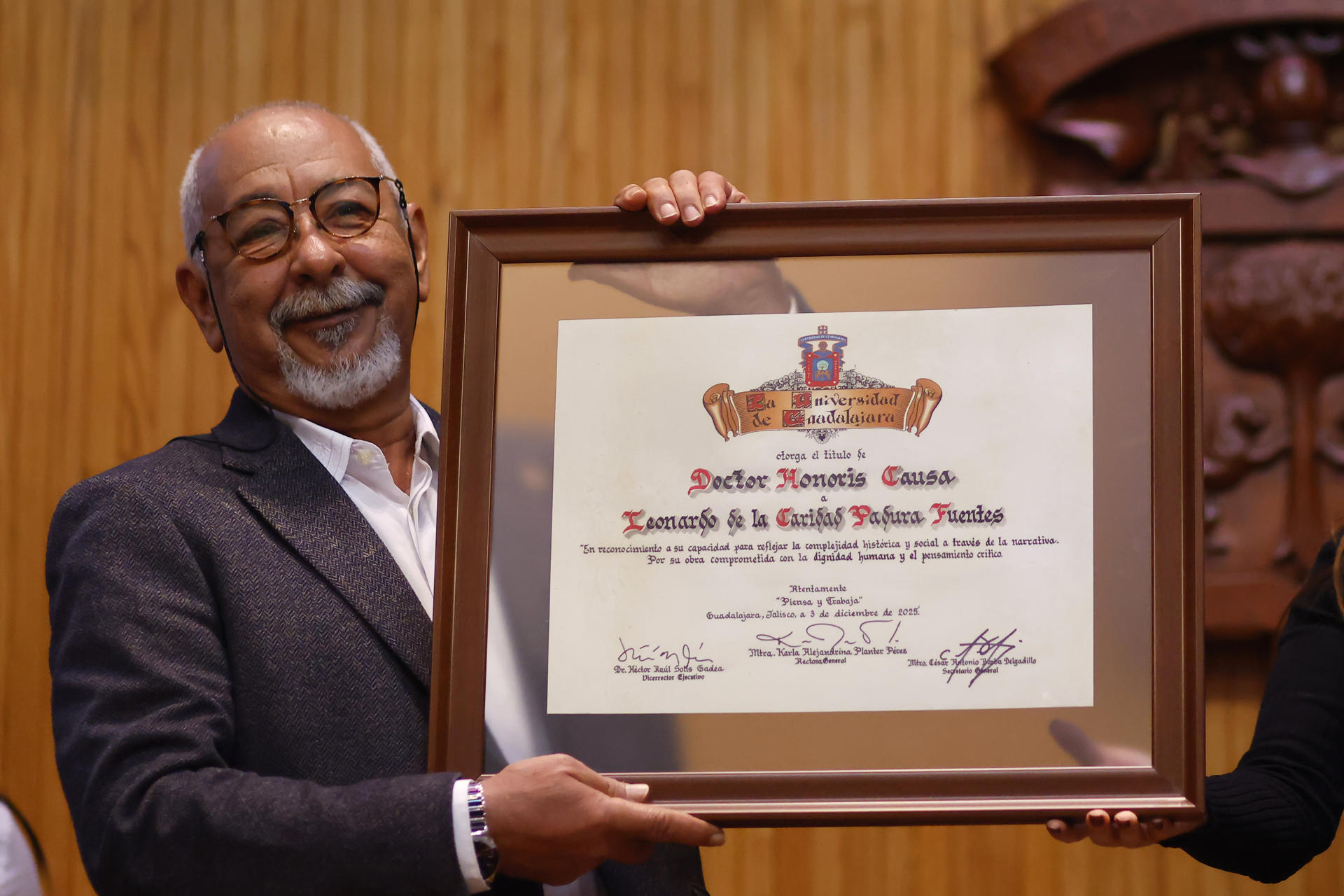 Leonardo Padura recibió un doctorado honoris causa en México por su contribución al patrimonio literario