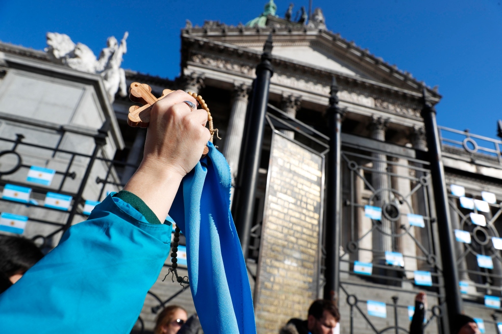 Senado inicia discusión de proyecto para legalizar el aborto en Argentina