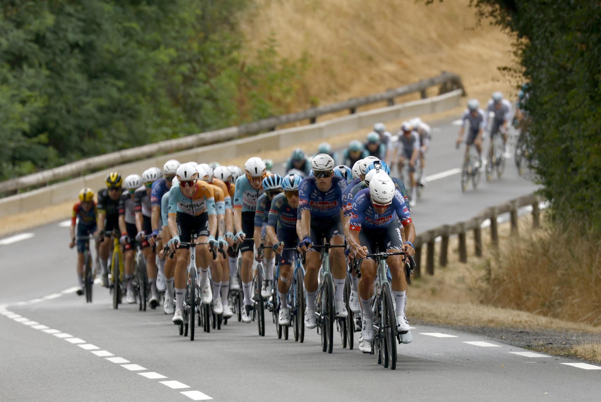 ¡Alarma por Fernando Gaviria! Así fue la dura caída que sufrió el colombiano en el Tour 2026