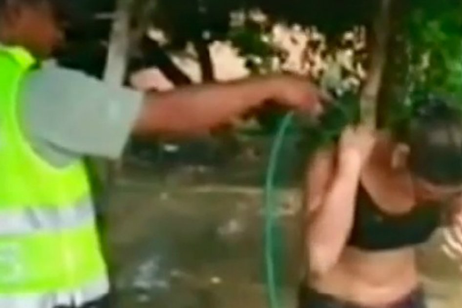 Miembros de la Policía llegaron al lugar para ayudar a retirar las larvas de los cuerpos de los bañistas. / Foto Noticias Caracol. 