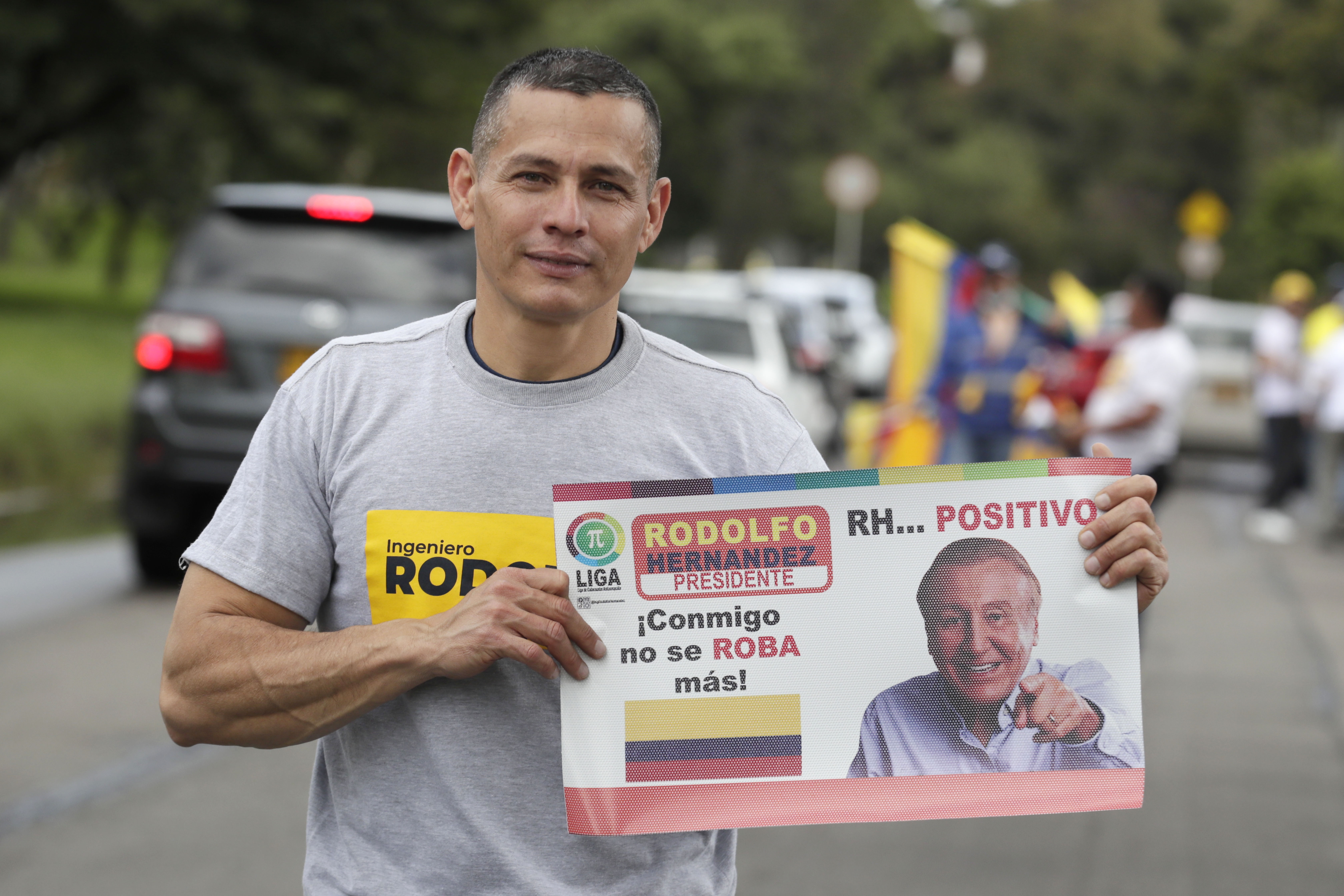 BOG400 BOGOTÁ (COLOMBIA), 12/06/2022.- Seguidores del candidato a la presidencia de Colombia Rodolfo Hernández se reúnen hoy para participar de una caravana para apoyar a su candidato en las calles de Bogotá (Colombia). Este domingo Colombia pone fin a una atípica campaña presidencial, marcada por la ausencia de grandes eventos o apariciones de los aspirantes, con una inusual jornada en la que los candidatos, Gustavo Petro y Rodolfo Hernández, han estado desaparecidos con cancelaciones de última hora a una semana de la cita definitiva. EFE/ Carlos Ortega