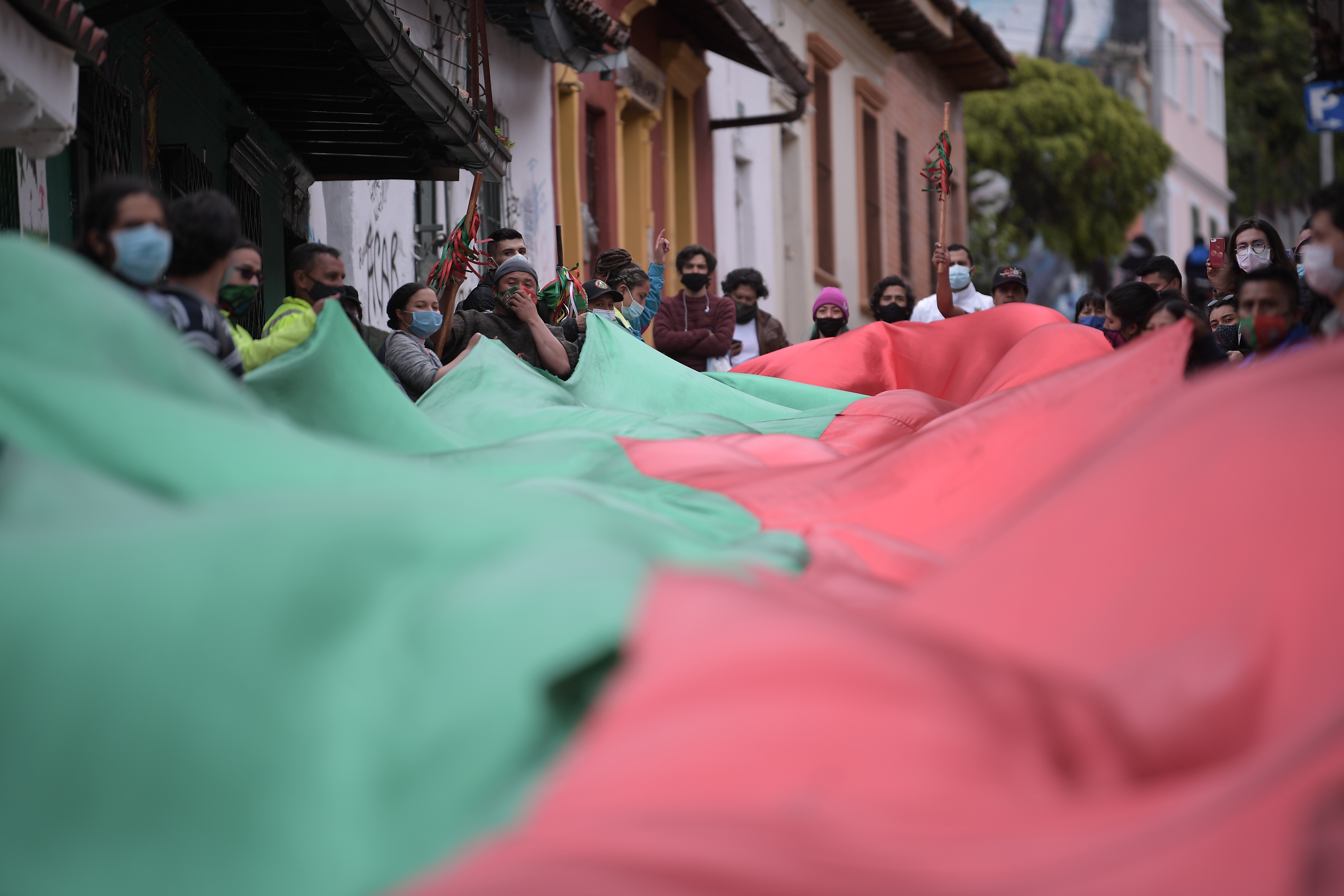 En un acto de resistencia y revindicación, la comunidad indígena restauró la fachada del Consejo Regional Indígena del Cauca CRIC en Bogotá, que fue vandalizada y pintada con mensajes supremacistas.