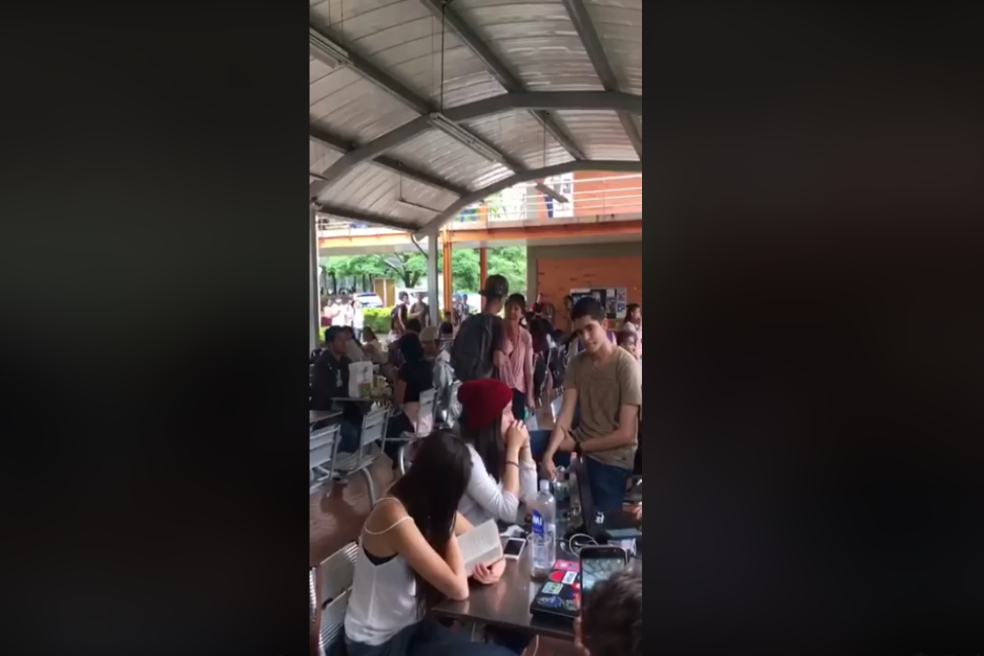 El video de la mamá que regaña a su hijo en plena universidad es un experimento social