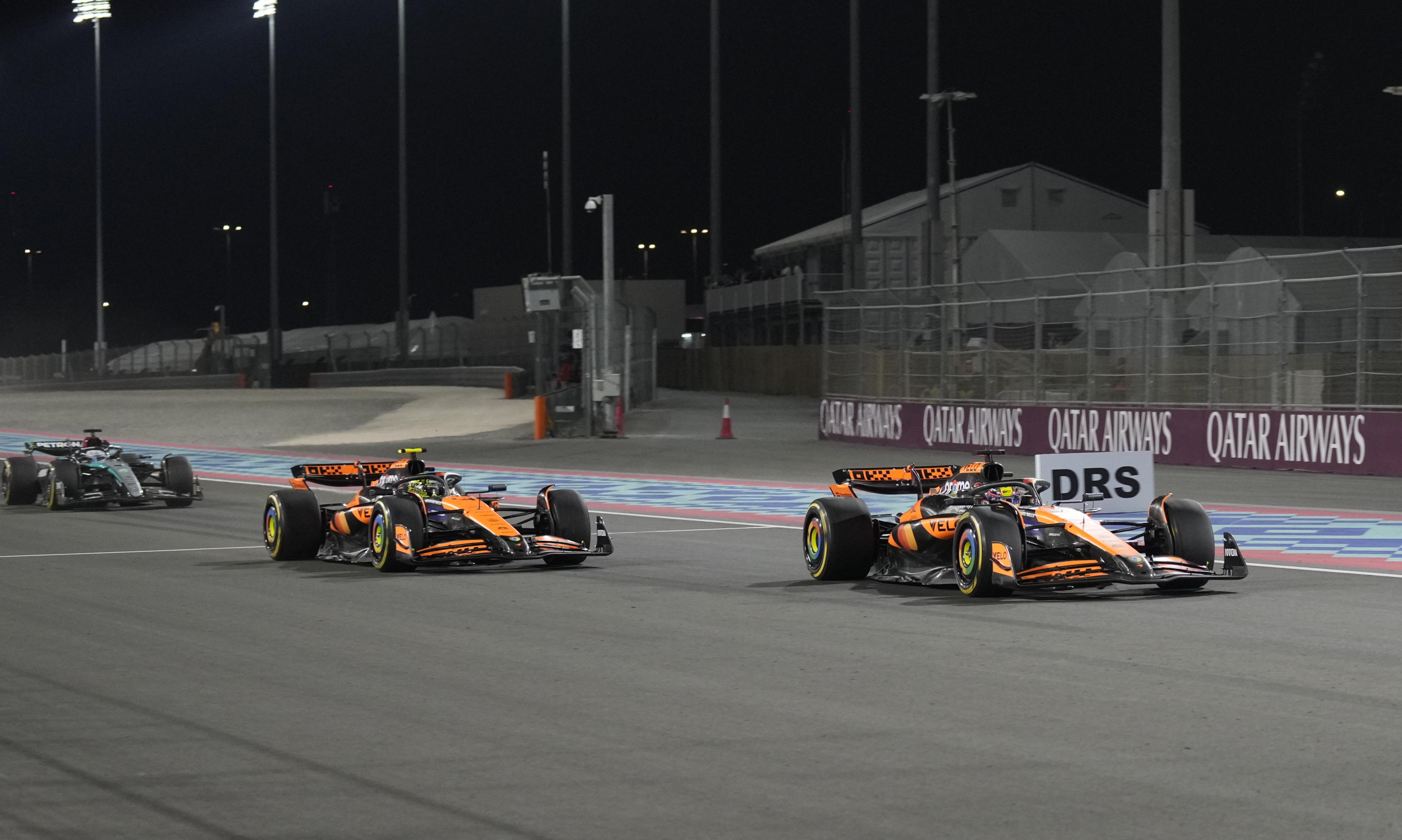 Lusail (Qatar), 30/11/2024.- McLaren driver Oscar Piastri of Australia (R) crosses the finish line followed by his teammate McLaren driver Lando Norris of Britain to win the Sprint race at the Lusail International Circuit in Lusail, Qatar, 30 November 2024. The Formula 1 Qatar Grand Prix will be held on 01 December 2024. (Fórmula Uno, Reino Unido, Catar) EFE/EPA/Altaf Qadri / POOL