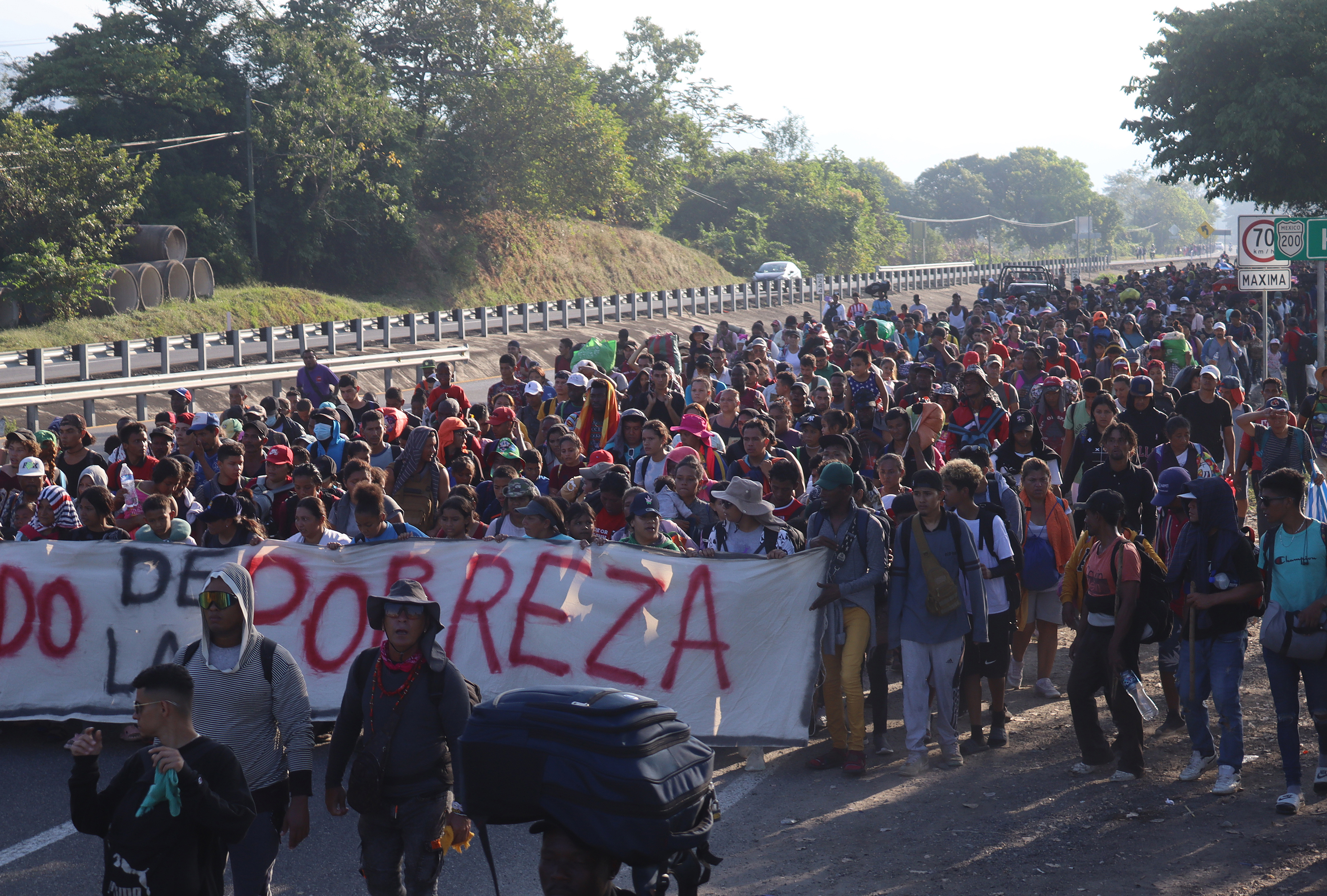 EE. UU. y México discuten crisis de gestión migratoria con una caravana en camino