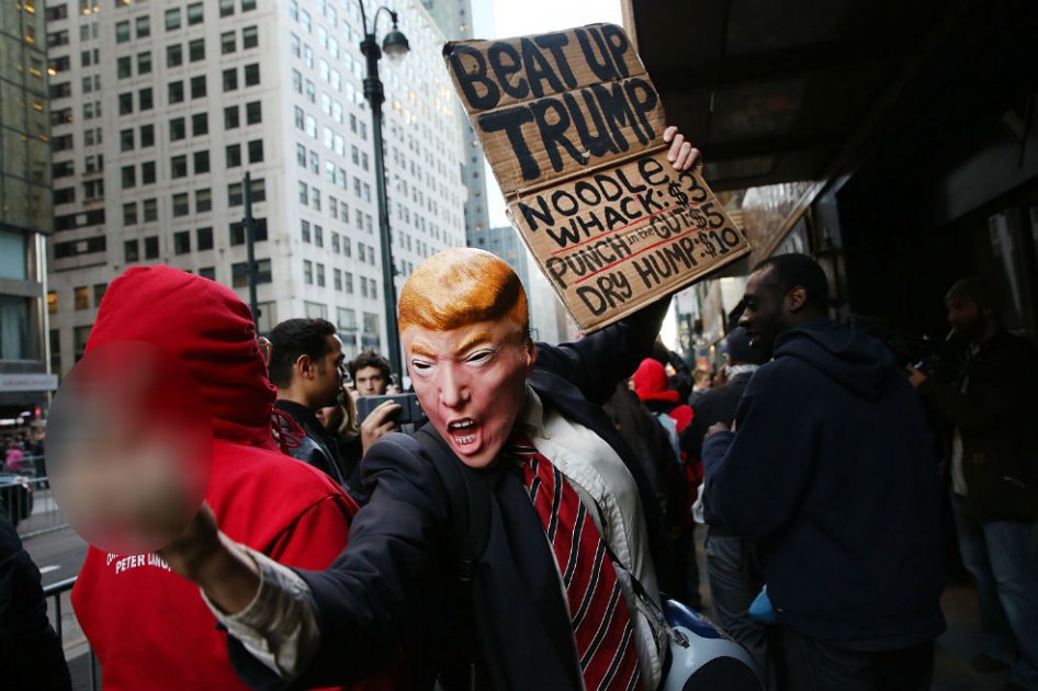 Donald Trump, recibido en Nueva York con grandes protestas de inmigrantes