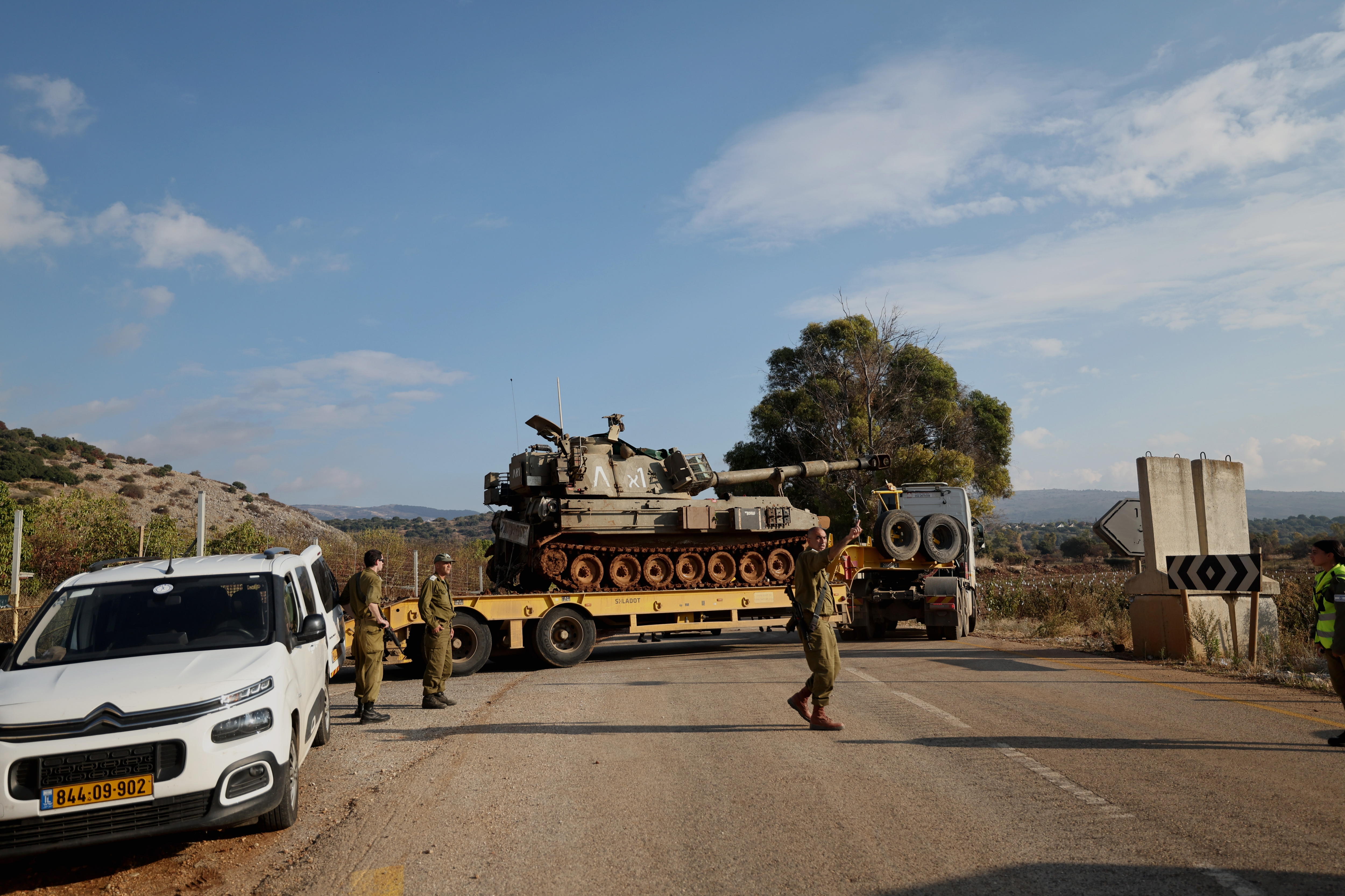 Har Dov (Israel), 28/11/2024.- An Israeli truck transports back armored vehicles deployed to Lebanon Lebanon, following a ceasefire, in Har Dov, northern Israel, 28 November 2024. A 60-day ceasefire agreement between Israel and Hezbollah came into force on 27 November. (Líbano, Hizbulá/Hezbolá) EFE/EPA/ATEF SAFADI