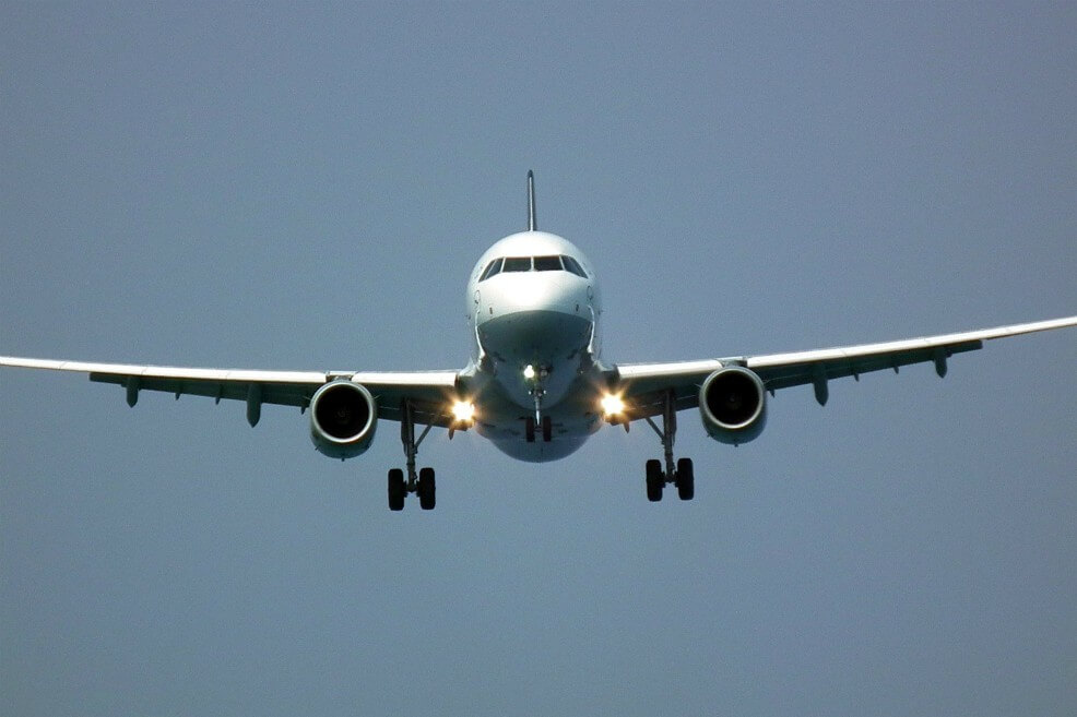 La industria de aviones promete frenar su impacto ambiental (pero se opone a reducir los vuelos)