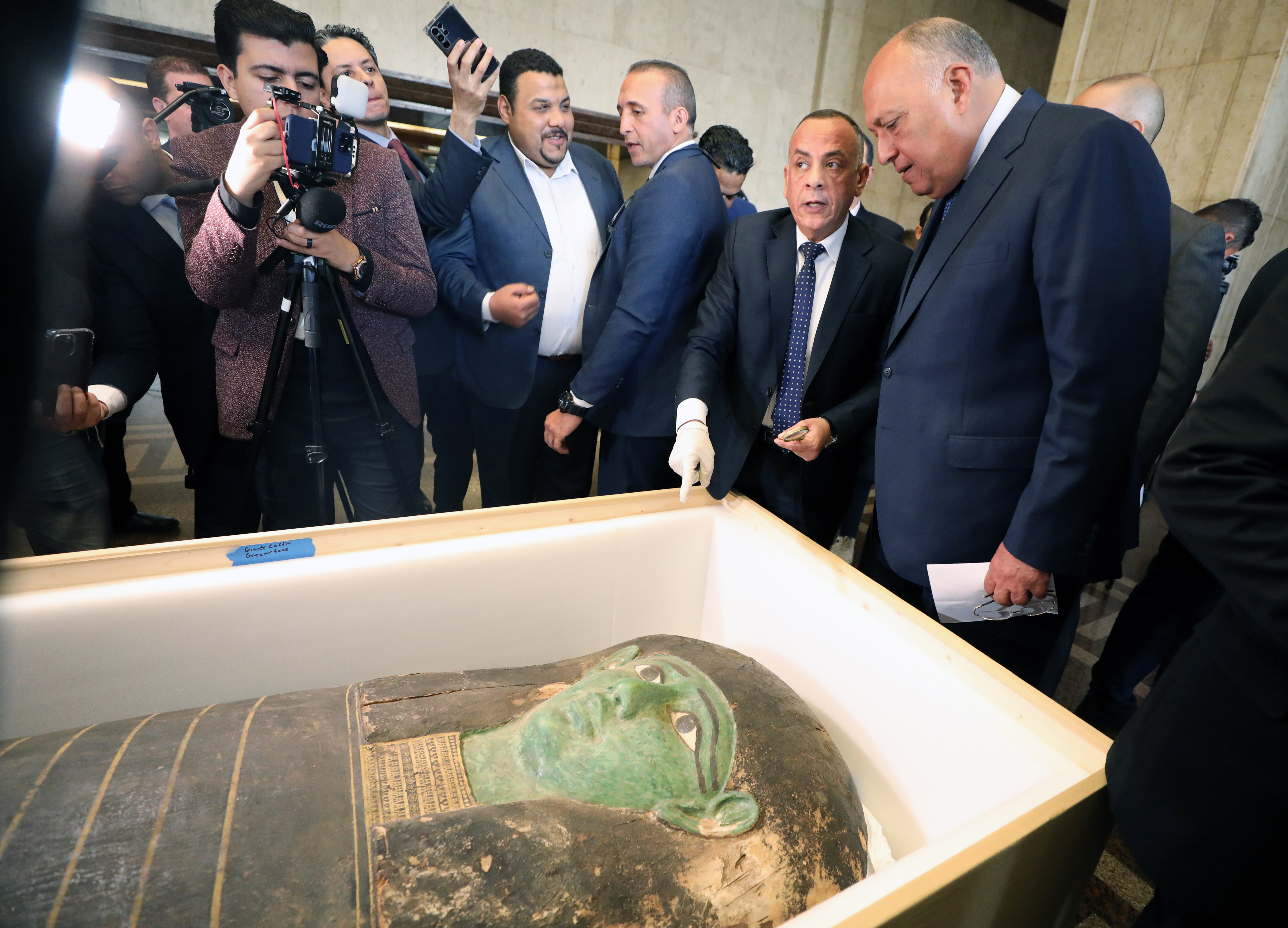 Egipto recupera 17 piezas arqueológicas de EE.UU, incluido “sarcófago verde”