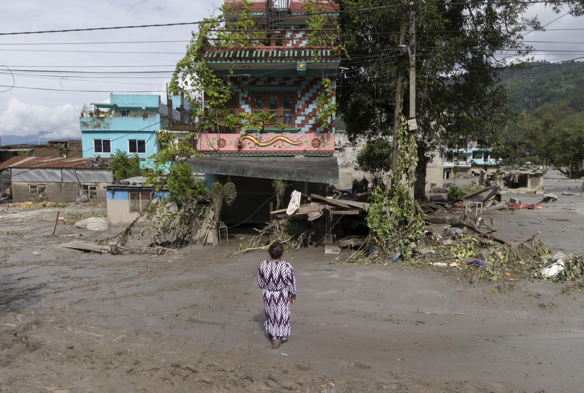 Desastre en Nepal: 273 muertos y 1.300 desaparecidos tras avalancha e inundaciones