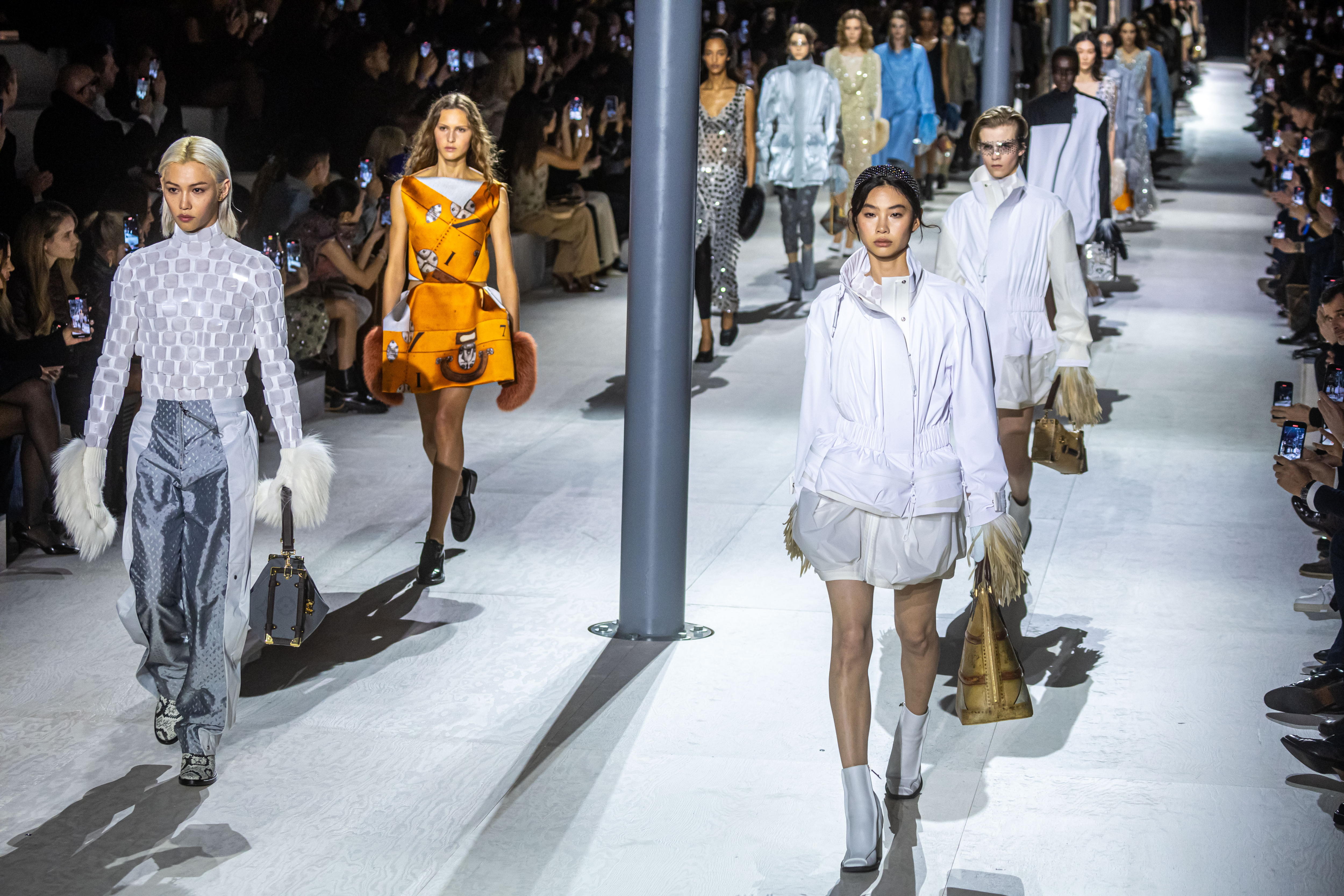 Paris (France), 05/03/2024.- Models present creations from the Fall/Winter 2024/2025 Collection by French designer Nicolas Ghesquiere for Louis Vuitton during the Paris Fashion Week, in Paris, France, 05 March 2024. The presentation of the women's collections runs from 25 February to 05 March 2024. (Moda, Francia) EFE/EPA/CHRISTOPHE PETIT TESSON