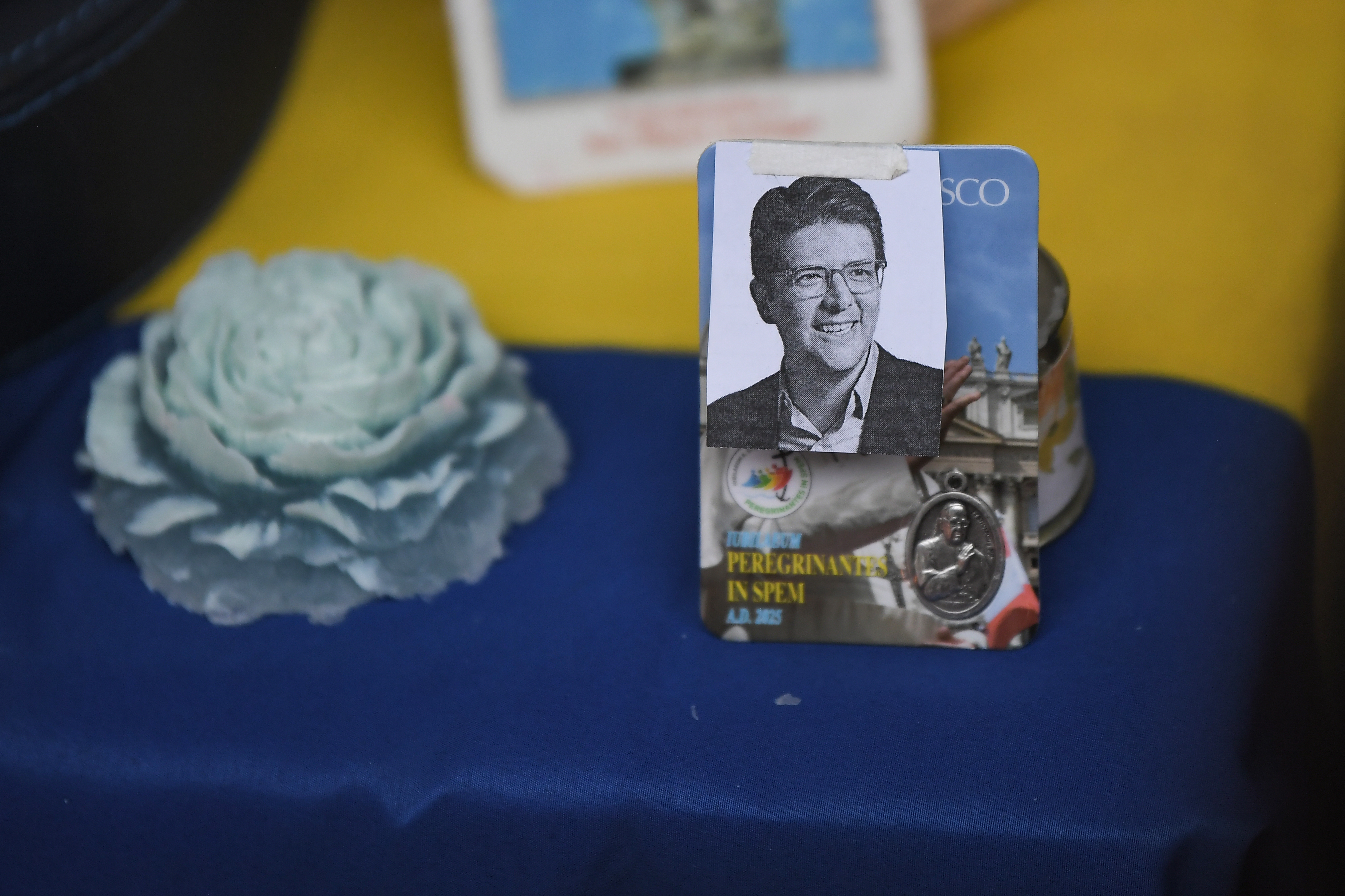 Velatón y oraciones por la salud de Miguel Uribe Turbay frente a la Fundación Santa Fe de Bogotá luego del atentado en su contra en la ciudad de Bogotá