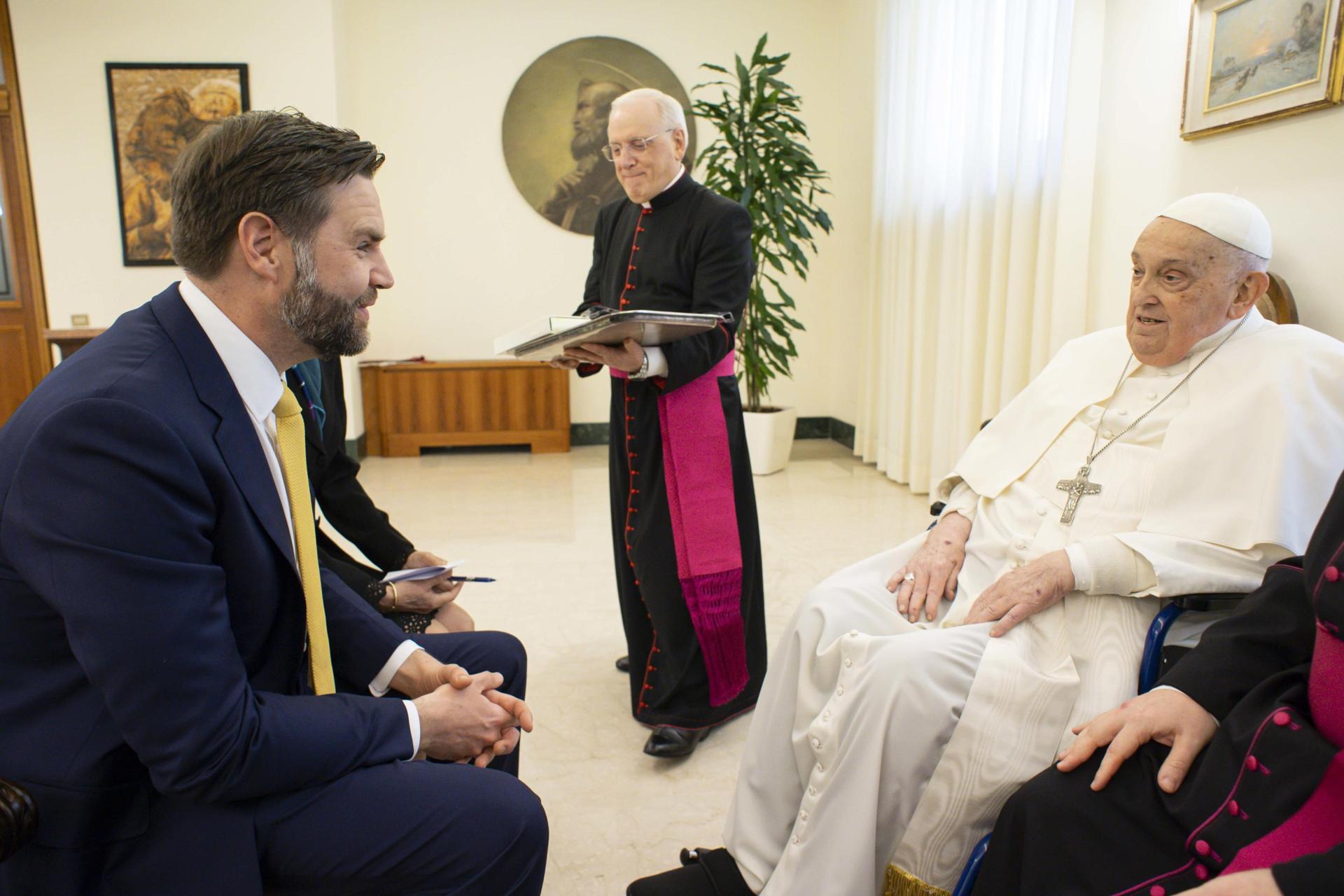 El papa Francisco y JD Vance: dos católicos muy diferentes se ven en el Vaticano