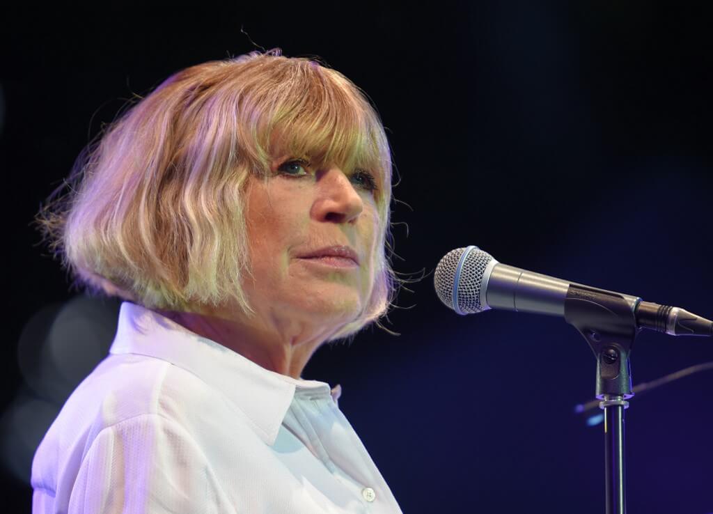 Cantante Marianne Faithfull, icono de los años 60, hospitalizada tras contraer el coronavirus